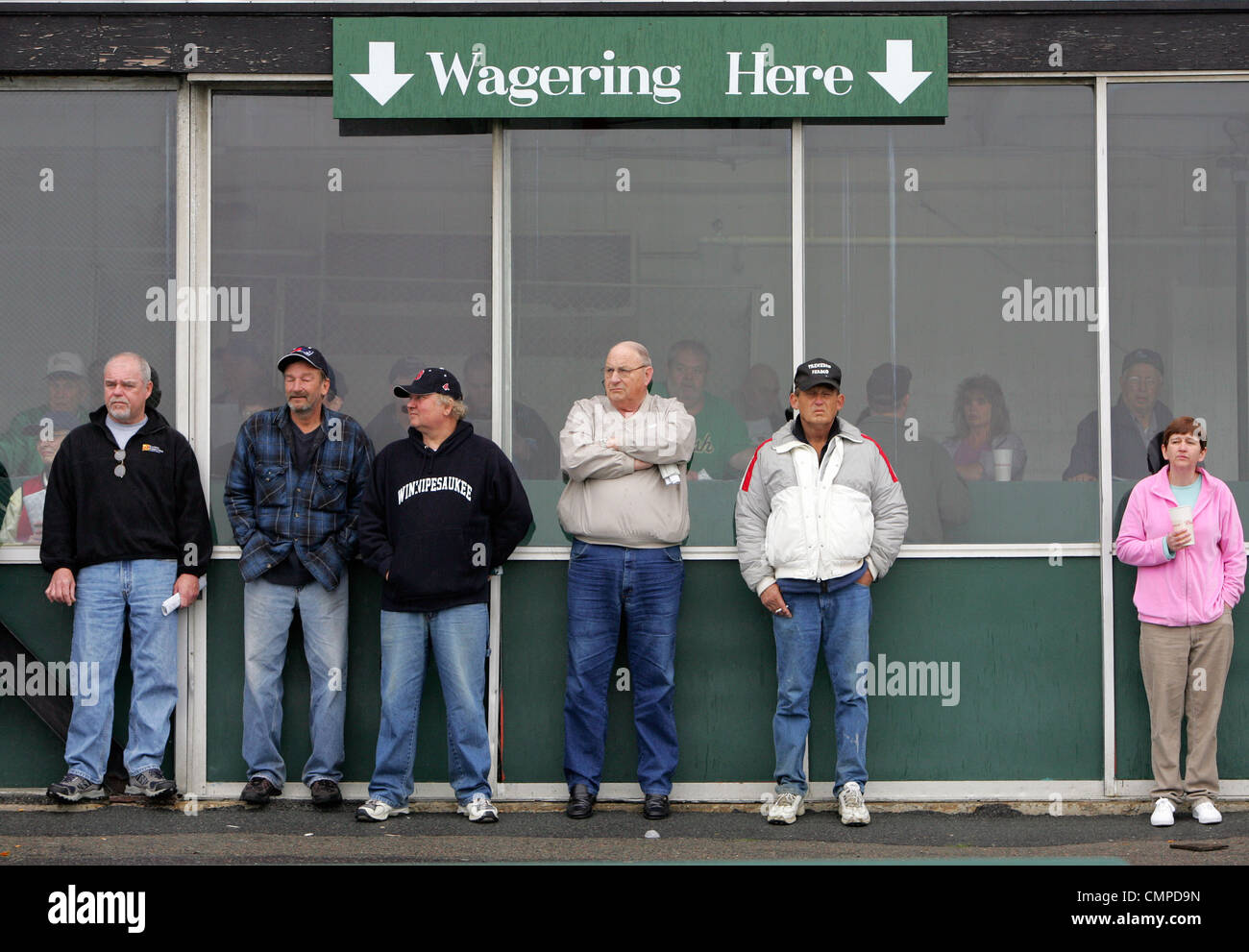 Spectateurs attendre le début d'une course de chevaux à Suffolk Downs race track à Boston, Massachusetts Banque D'Images