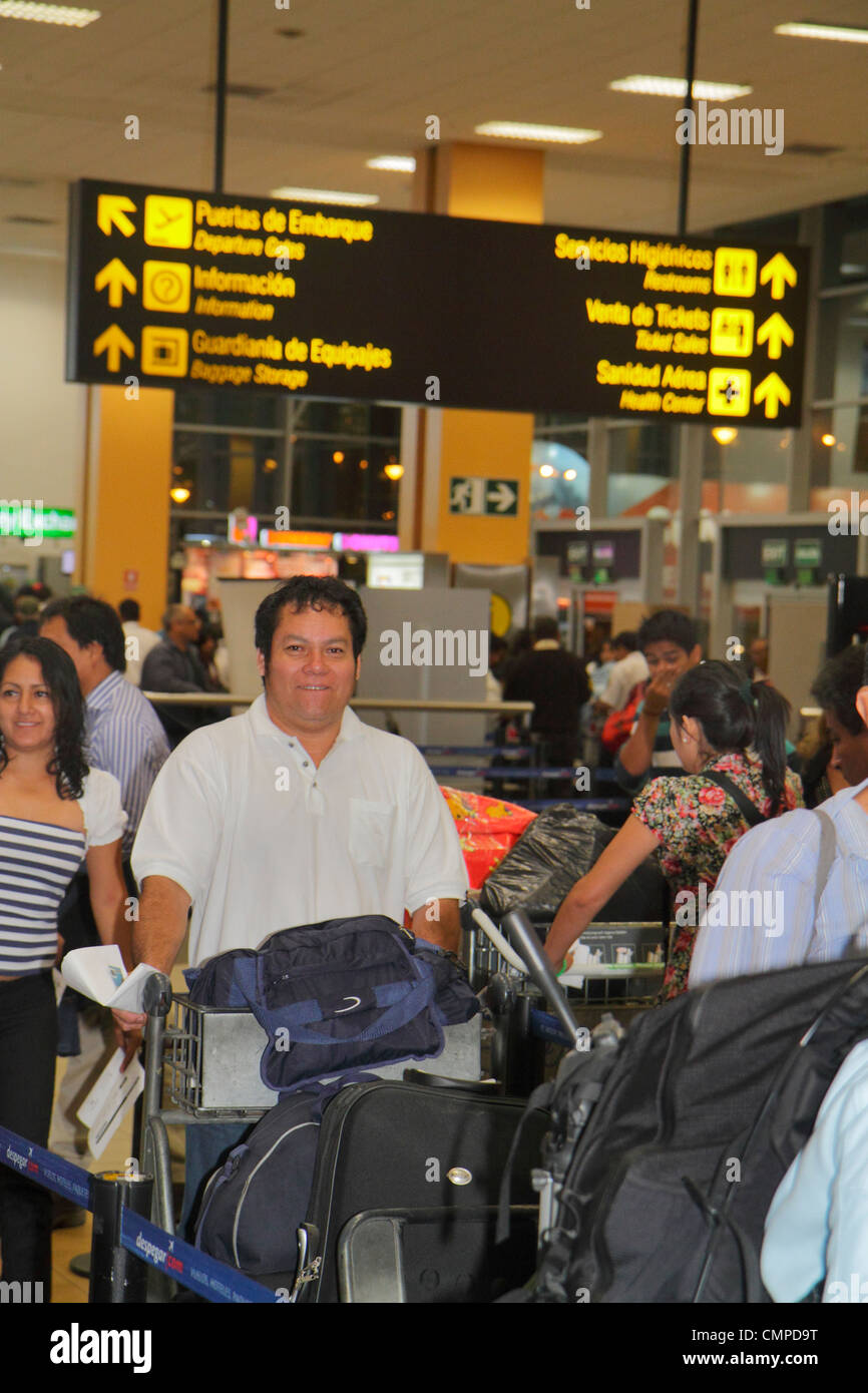 Lima Pérou, Aéroport International Jorge Chávez, LIM, aviation, terminal, départs, hispanique Latino Latino Hispaniques Latins Latinos, adultes adultes Banque D'Images