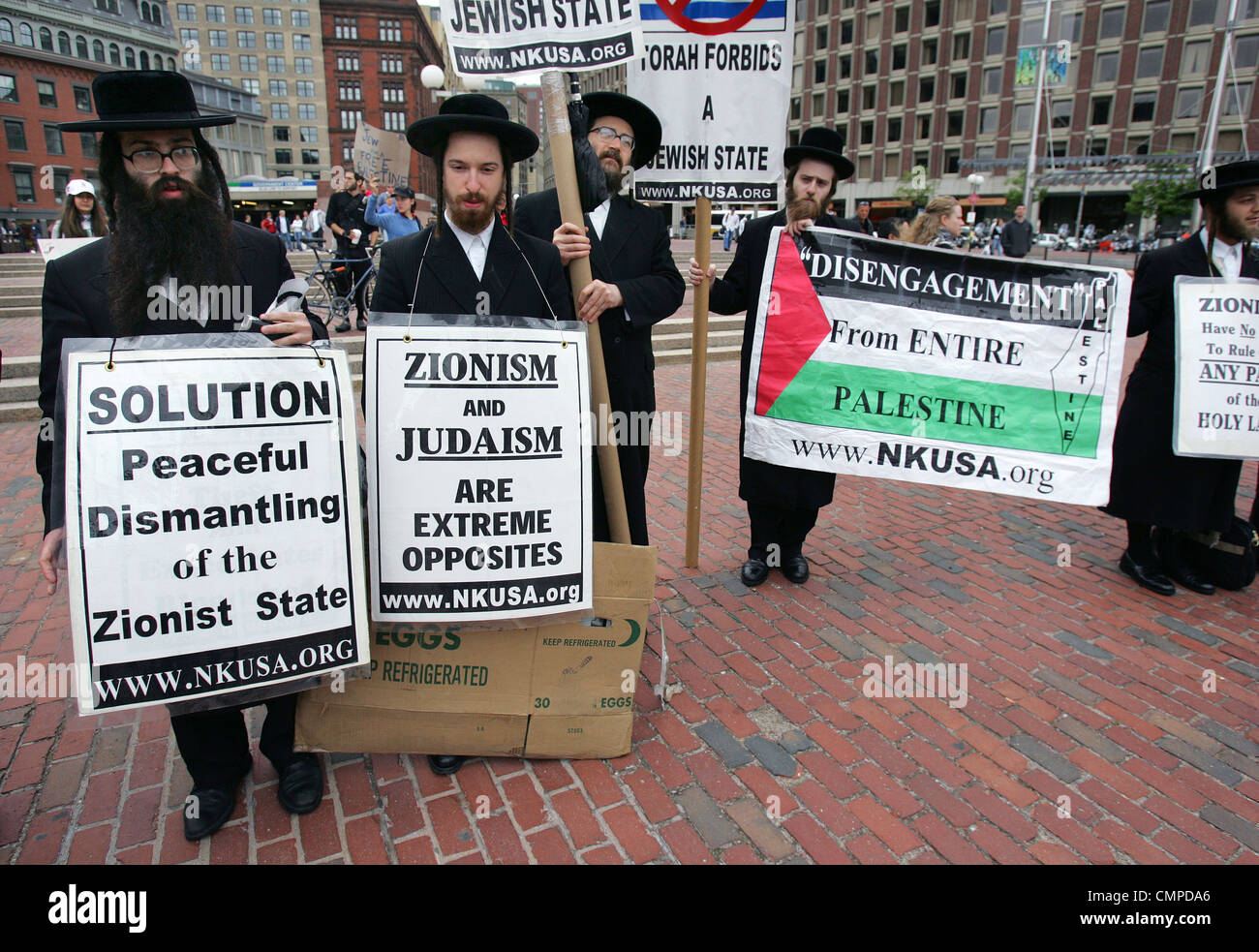 Les Juifs Ultra Orthodoxes Protestation Le City Hall Plaza A Boston Sur L Anniversaire De La Fondation De L Etat Juif Photo Stock Alamy