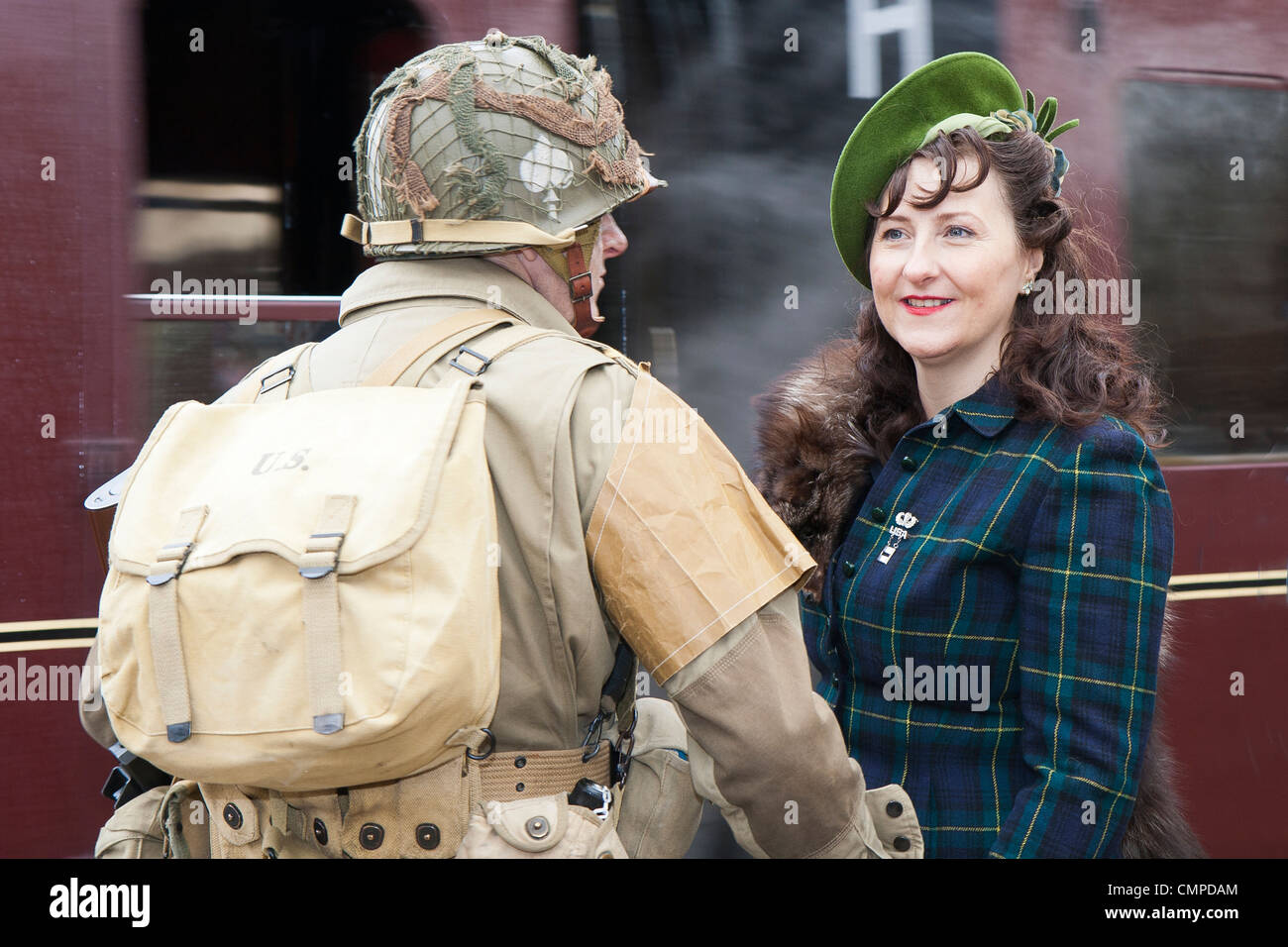 Un GI américain soldat embrasse sa petite amie à une guerre 1940 Week-end sur la East Lancs Railway Banque D'Images