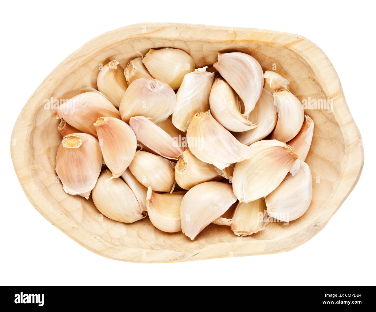 Gousses d'ail dans un bol en bois rustique isolated on white Banque D'Images