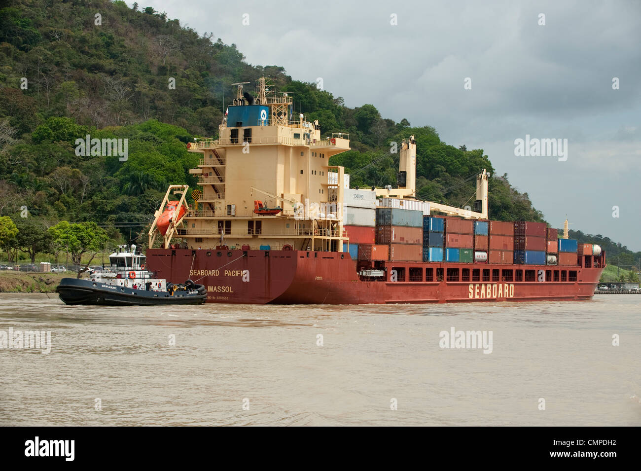 Un cargo est la position de la côté Pacifique du canal de Panama Banque D'Images