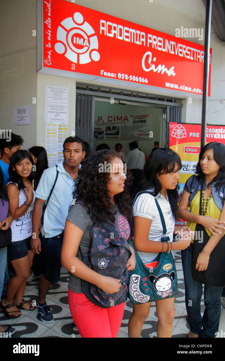 Tacna Pérou,Calle Hipólito Unanue,CIMA Academia PreUniversitaria,école préparatoire universitaire,enseignement secondaire,étudiants hispaniques filles Banque D'Images