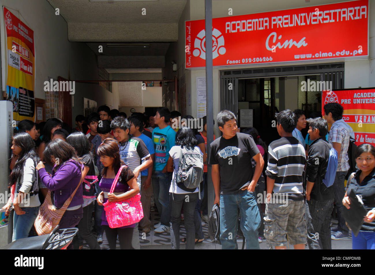 Tacna Pérou,Calle Hipólito Unanue,CIMA Academia PreUniversitaria,école préparatoire universitaire,enseignement secondaire,étudiants hispaniques filles Banque D'Images