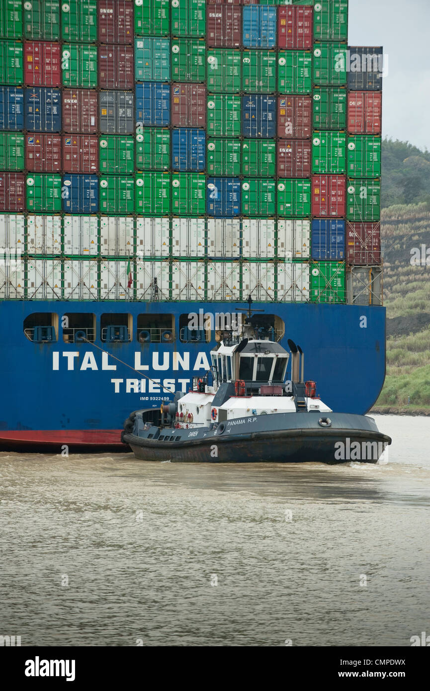 Cargo conteneurs remorqueur et près de l'Ecluse de Miraflores, Canal de Panama Banque D'Images
