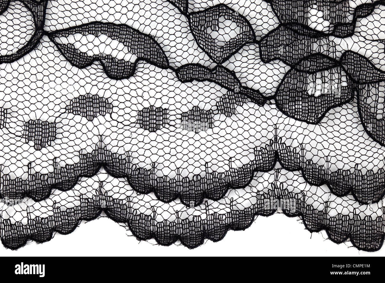 Edge et le motif de tissu en dentelle noir avec motif floral sur fond blanc Banque D'Images