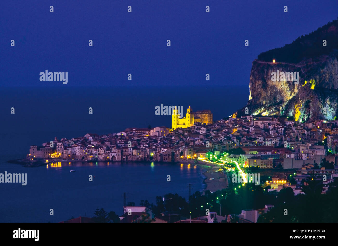 Europe Italie Sicile Province de Palerme Cefalù vu soirée avec cathedral Banque D'Images