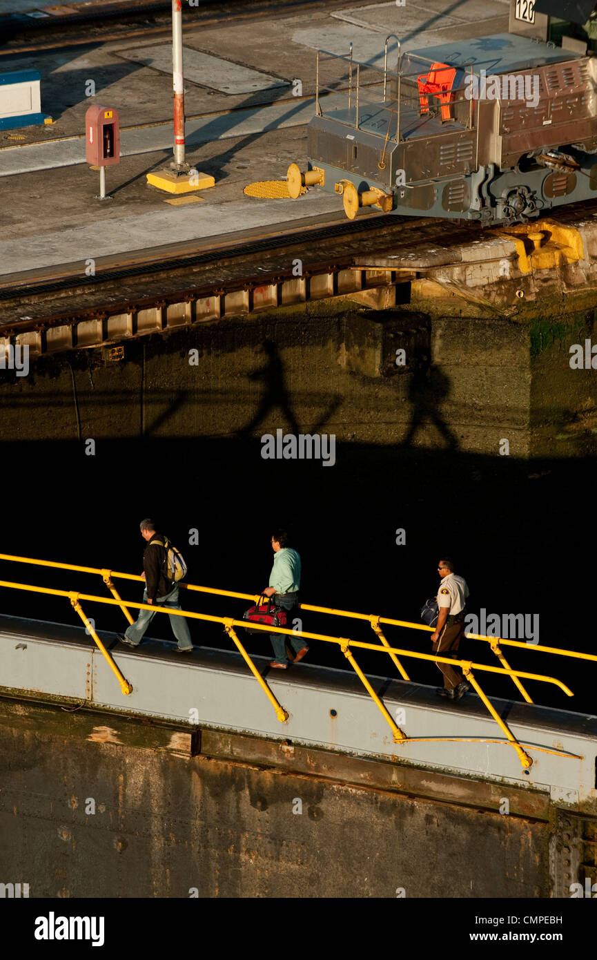 Marcher sur des travailleurs floodgate à écluses Miraflores. Canal de Panama Banque D'Images