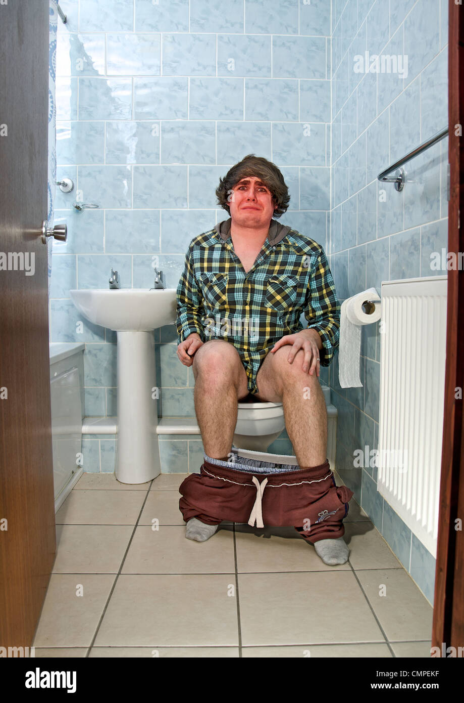 L'effort sur les toilettes Photo Stock - Alamy