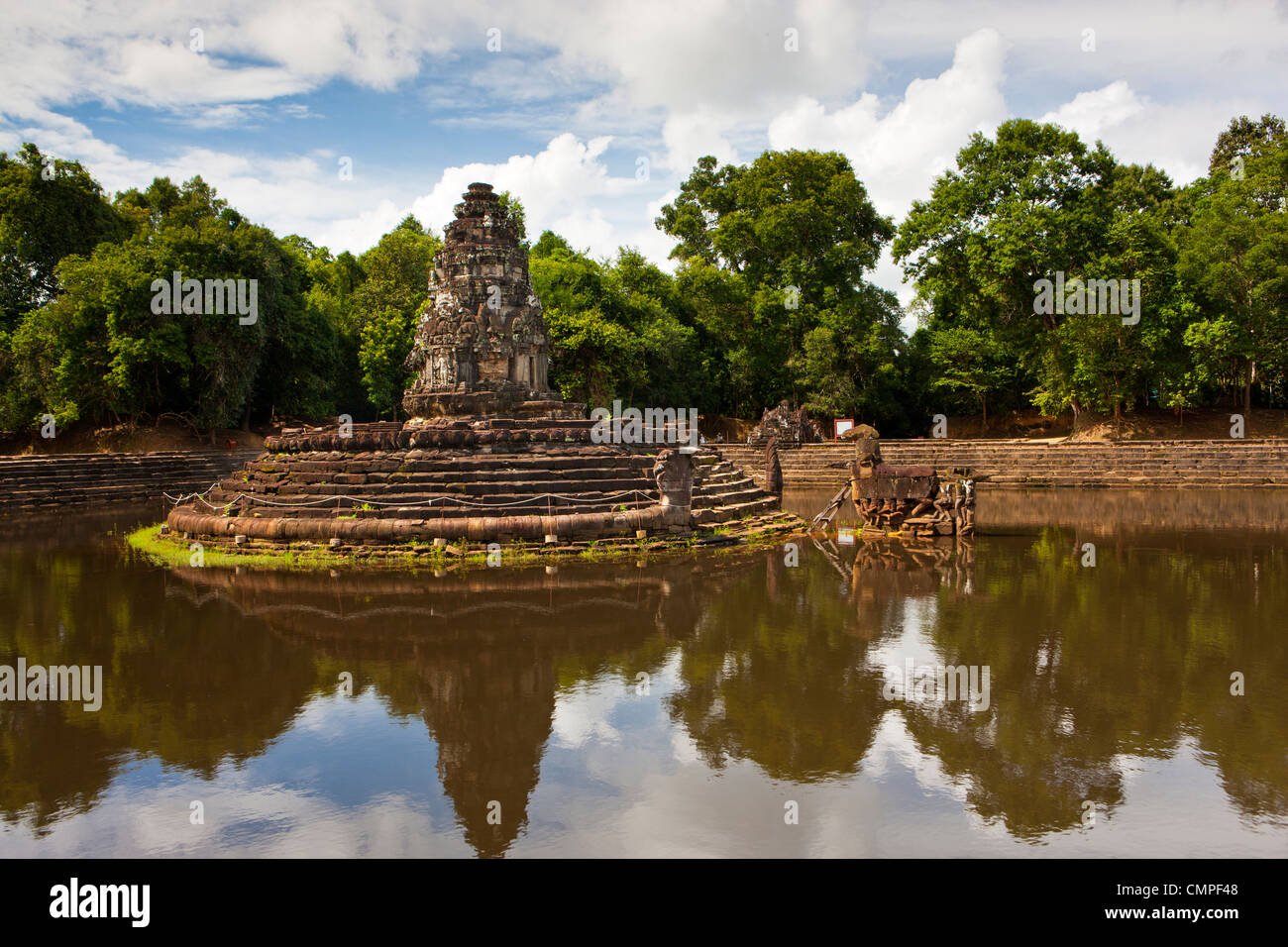 Neak Pean (Les serpents entrelacés) à Angkor, est une île artificielle avec un temple bouddhiste Banque D'Images