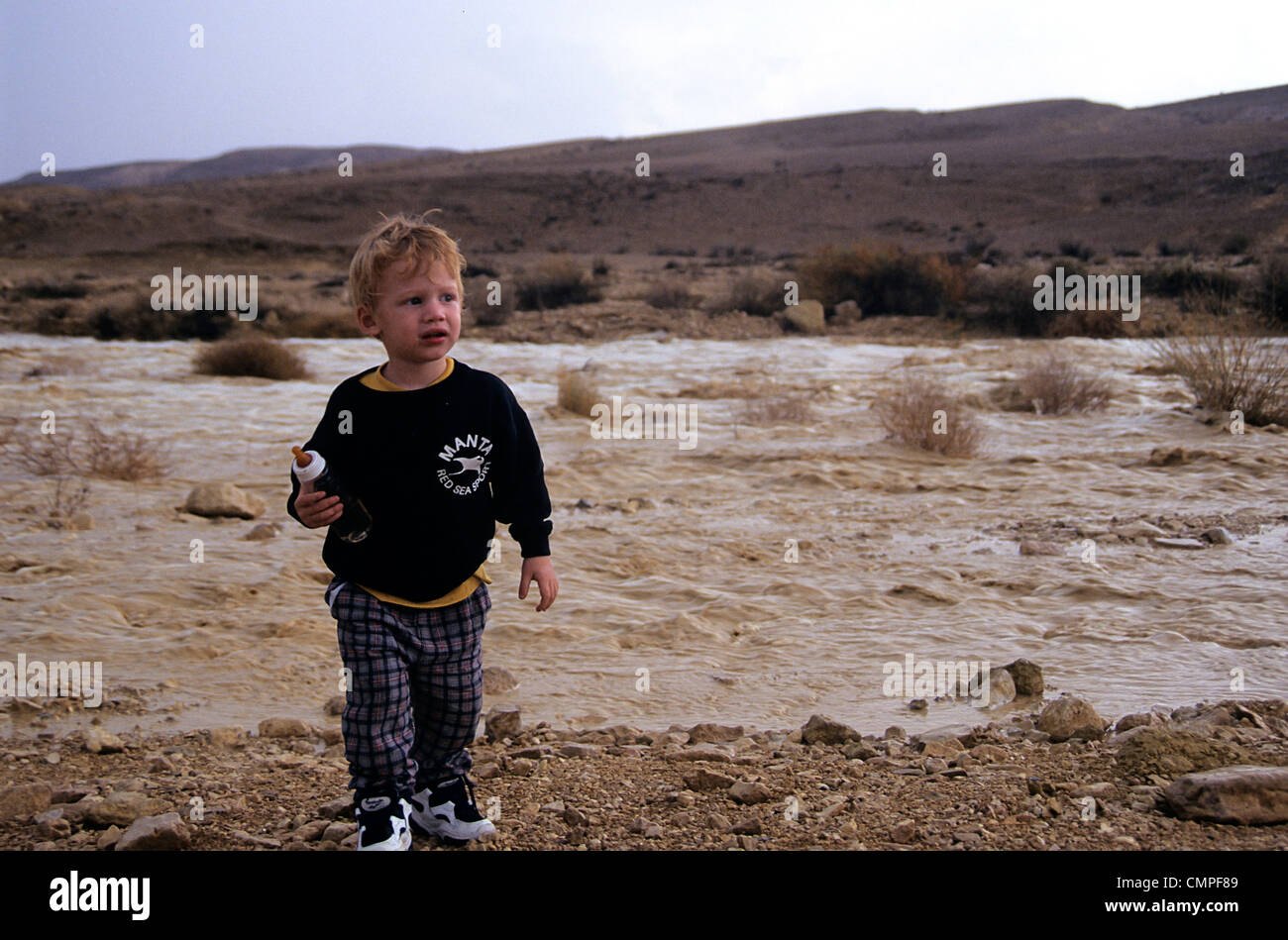 Jeune enfant voyageant à travers déserts avec les parents, la vraie vie petit prince. Banque D'Images