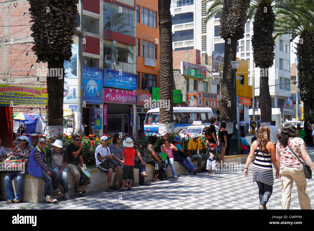 Tacna Pérou,Avenida Bolognese,quartier commercial,Parque de la Locomotora,parc public,Square,promenade,banc,hispanique homme hommes, femme femme femmes,b Banque D'Images