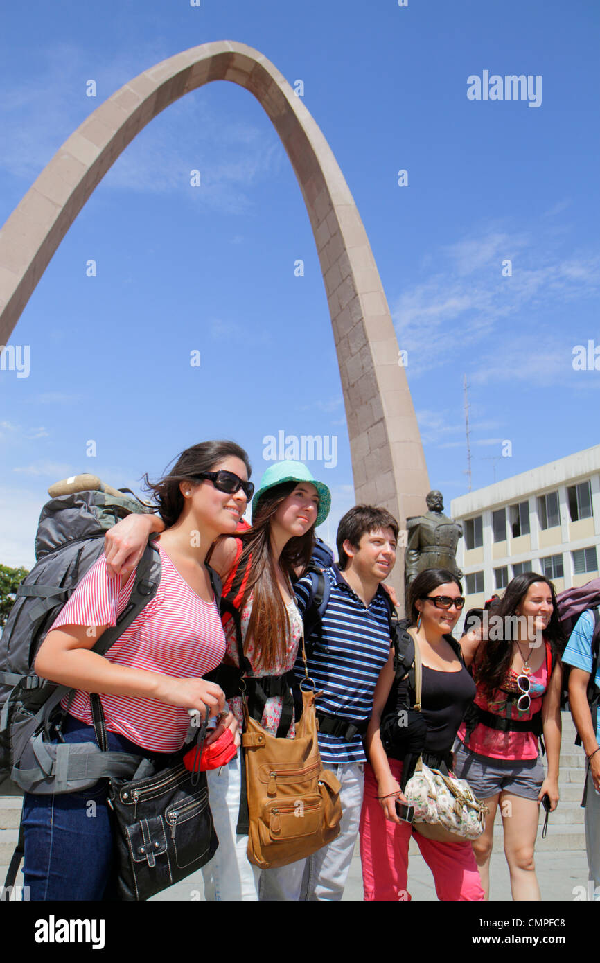 Tacna Peru,Avenida San Martin,Plaza de Armas,parc public,Square,Arco Parabolico,arche parabolique,monument,statue,bronze,Miguel Grau,Latin hispanique Banque D'Images