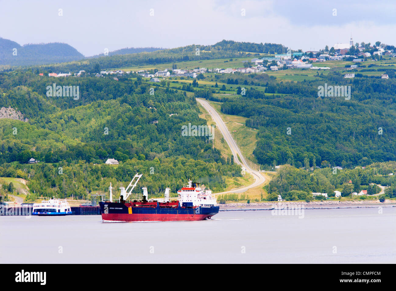 Bateau de fret sur le fleuve Saint-Laurent, Saint-Joseph-de-la-Rive et Les Éboulements Village, région de Charlevoix, Québec Banque D'Images Bateau de fret sur le fleuve Saint-Laurent, Saint-Joseph-de-la-Rive et Les Éboulements Village, région de Charlevoix, Québec Banque D'Images