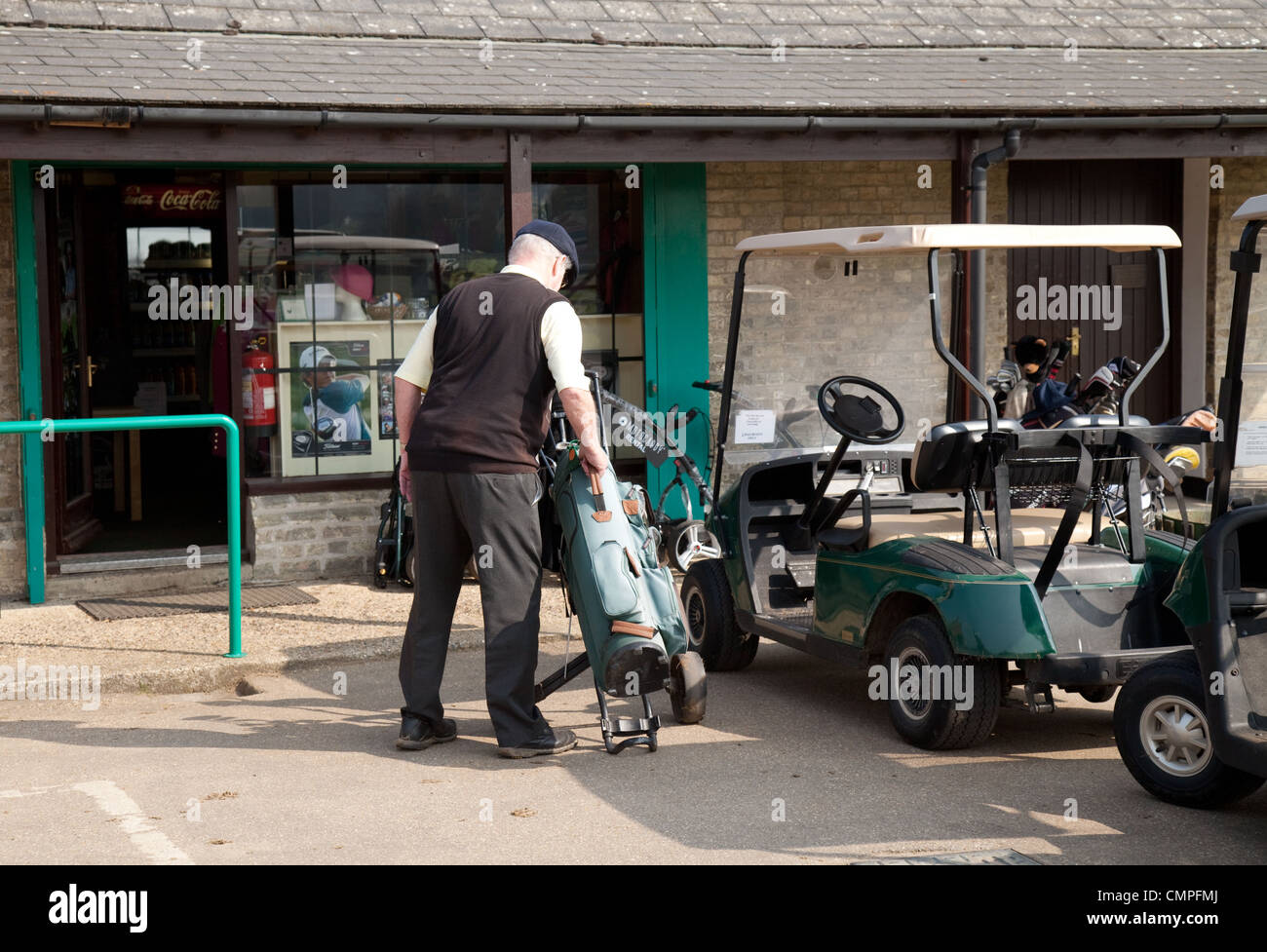Un golfeur préparer son chariot à l'extérieur de la boutique de golf, club de golf de Newmarket, Suffolk, UK Banque D'Images