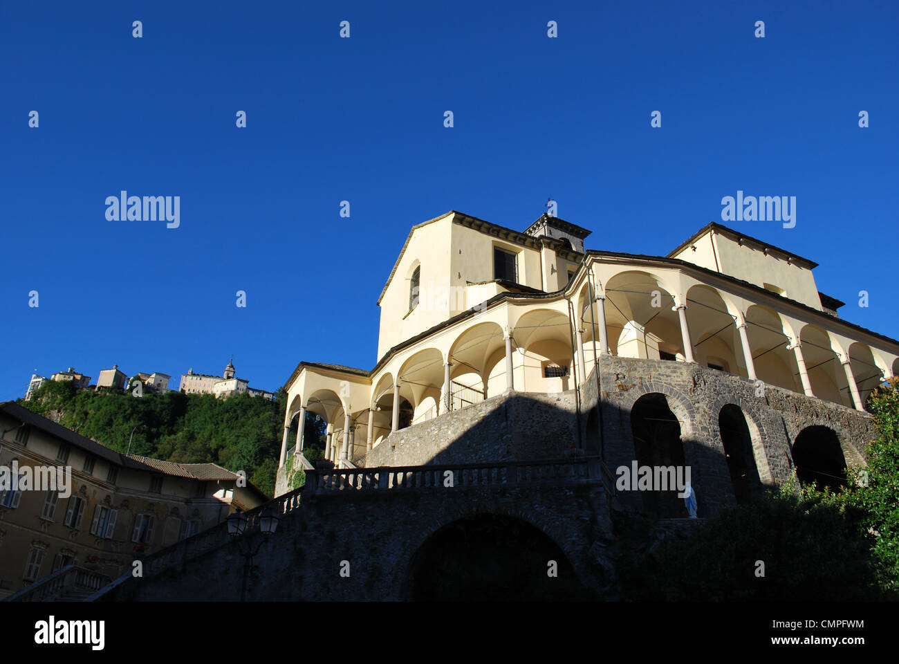 Église Saint Gaudenzio contre ciel bleu, montagne sacrée sanctuaire sur le fond, Varallo Sesia, Piémont, Italie Banque D'Images