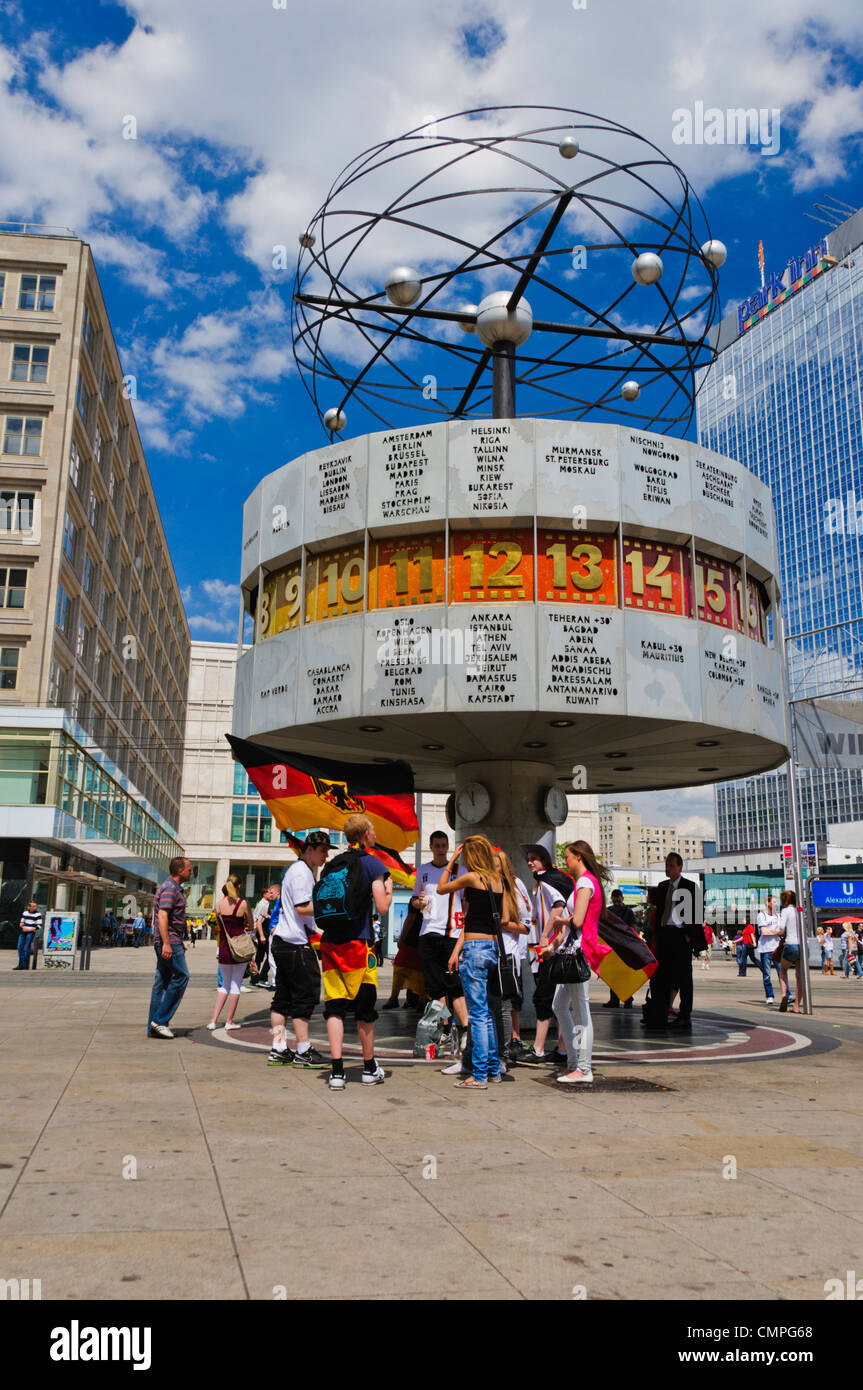 Football football Touristes EM fans - Urania Weltzeituhr Worldtime - Réveil - Alex - Alexanderplatz, Berlin, Germany, Europe Banque D'Images