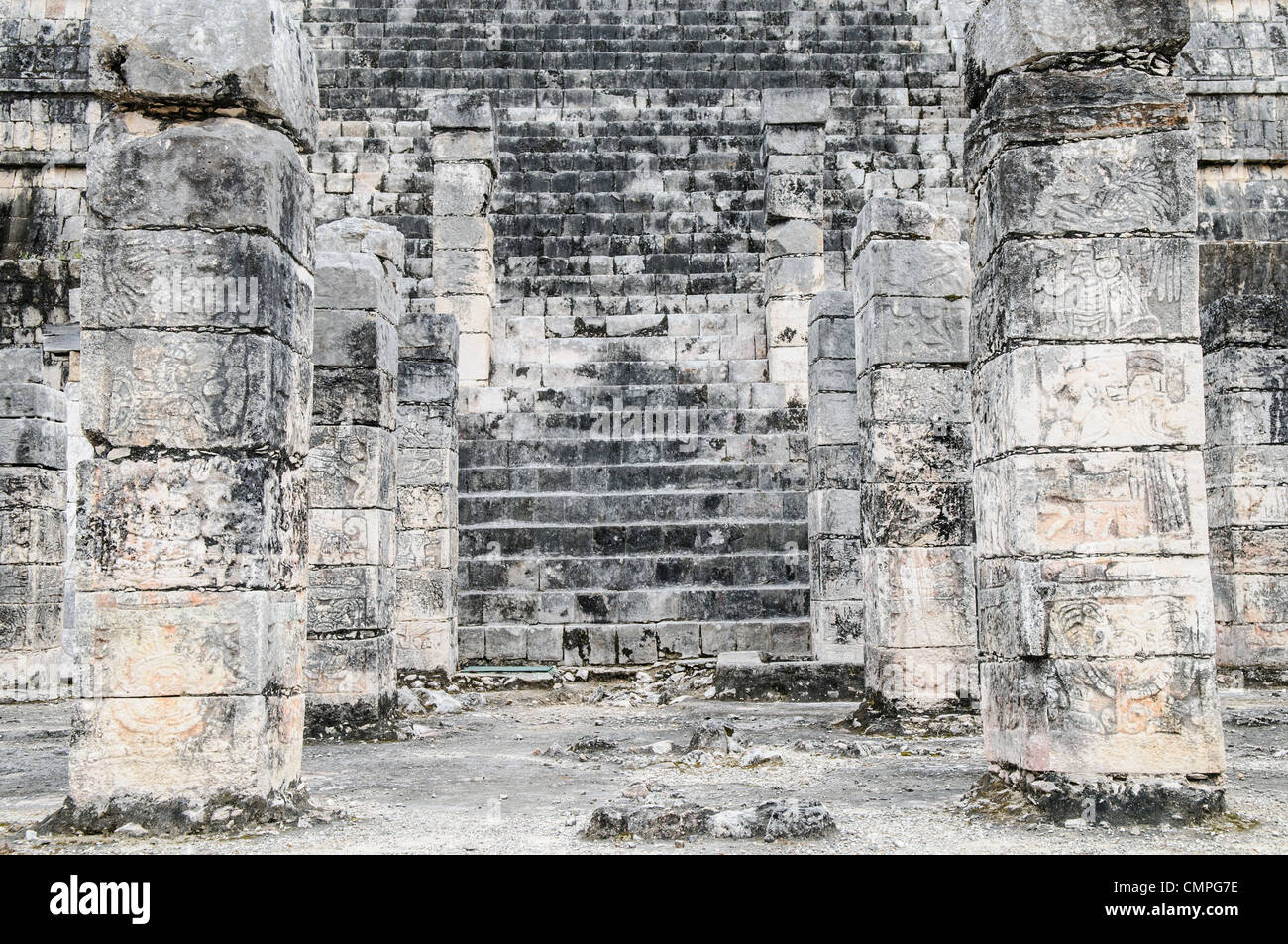 CHICHEN ITZA, Mexique - étapes et piliers de pierre à la zone archéologique de Chichen Itza dans le centre du Yucatan, une ancienne ville maya et l'un des plus célèbres sites de la civilisation maya. Chichen Itza, situé sur la péninsule du Yucatan au Mexique, est un site archéologique important présentant la riche histoire et les connaissances scientifiques avancées de la civilisation maya antique. Il est plus connu pour la Pyramide Kukulkan, ou « El Castillo », une structure à quatre côtés avec 91 marches de chaque côté, culminant en une seule étape au sommet pour représenter les 365 jours de l'année solaire. Banque D'Images