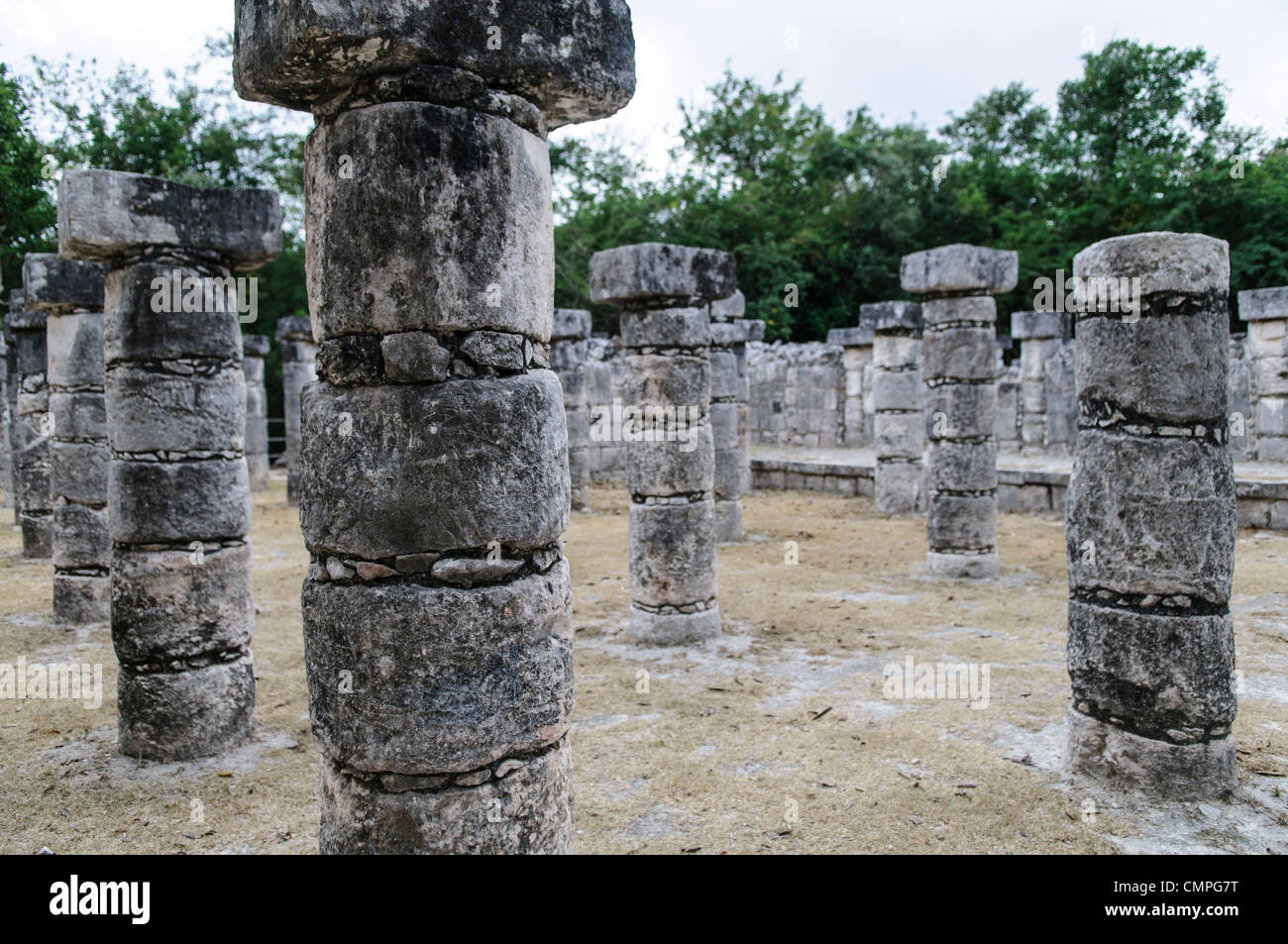 CHICHEN ITZA, MEXIQUE - La Plaza des Mille Colonnes à Chichen Itza ruines Maya zone archéologique au cœur de la péninsule du Yucatan. Banque D'Images