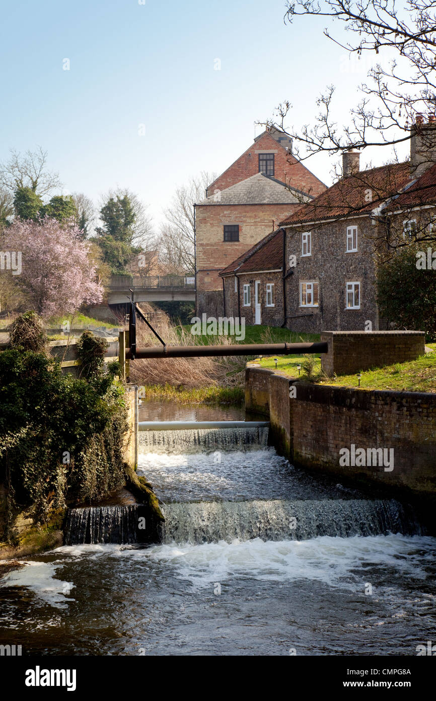 La rivière Lark, ancien moulin et déversoir à Suffolk UK Banque D'Images