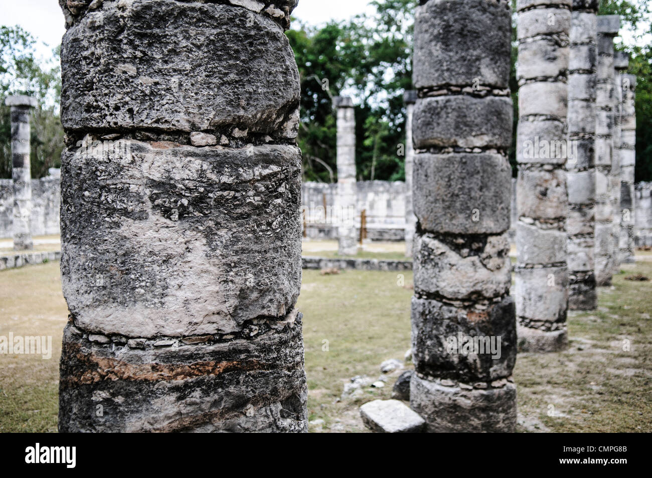 CHICHEN ITZA, Mexique - Close-up de la Plaza de la Mille Colonnes à Chichen Itza ruines Maya zone archéologique au cœur de la péninsule du Yucatan. Banque D'Images