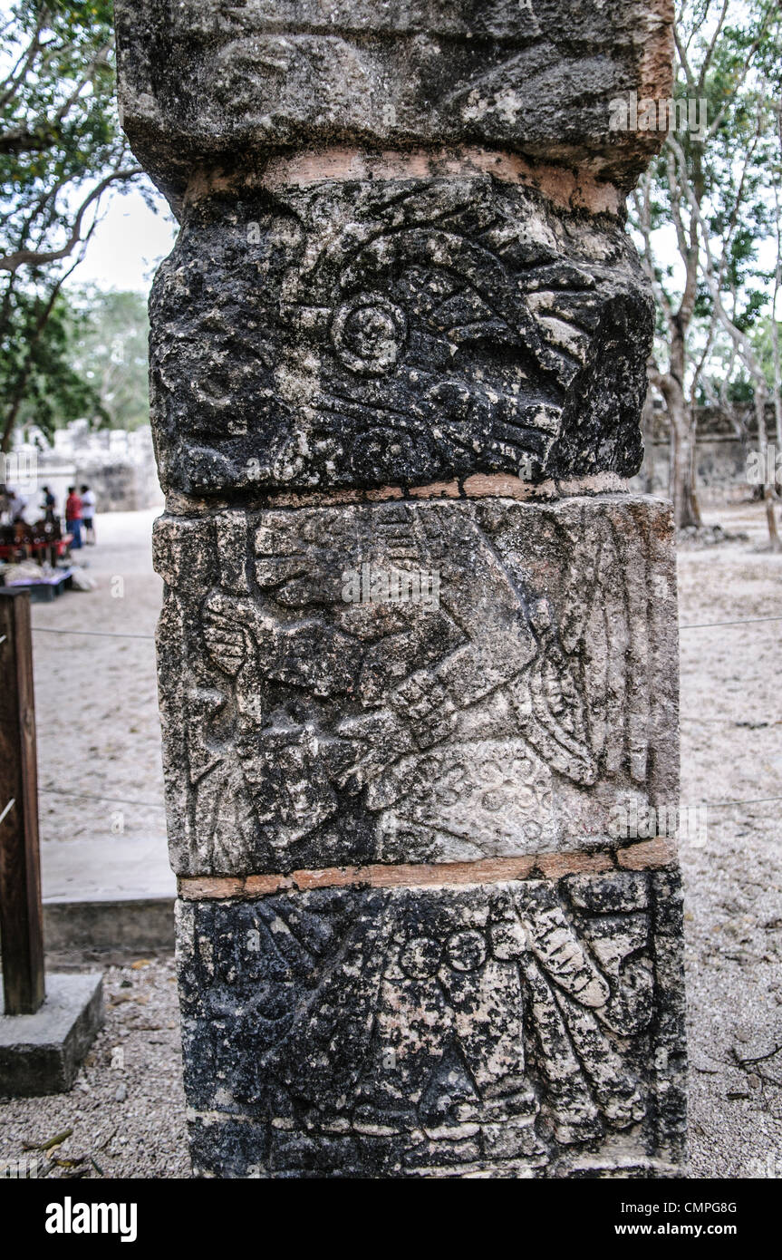 CHICHEN ITZA, Mexique - Sculpture d'un guerrier Maya sur un pilier en pierre de la Zone archéologique de Chichen Itza au Mexique sur la péninsule du Yucatan Banque D'Images