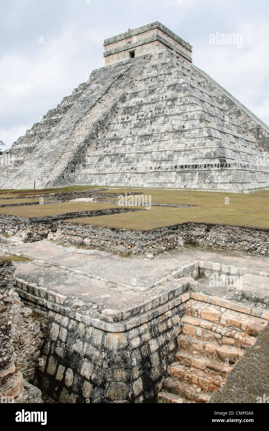 Bien en face du Temple de Kukulkan (El Castillo) à la Zone archéologique de Chichen Itza, les ruines d'une importante ville de la civilisation Maya au coeur de la péninsule du Yucatan au Mexique. Banque D'Images