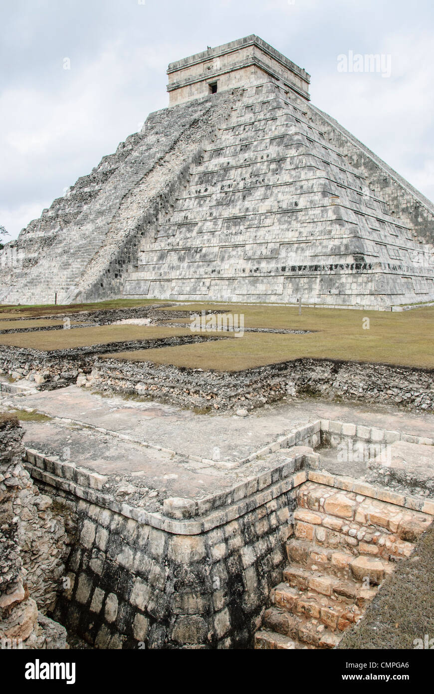 CHICHEN ITZA, Mexique - Excavation devant le Temple de Kukulkan (El Castillo) à la Zone archéologique de Chichen Itza, les ruines d'une importante ville de la civilisation Maya au coeur de la péninsule du Yucatan au Mexique. Banque D'Images