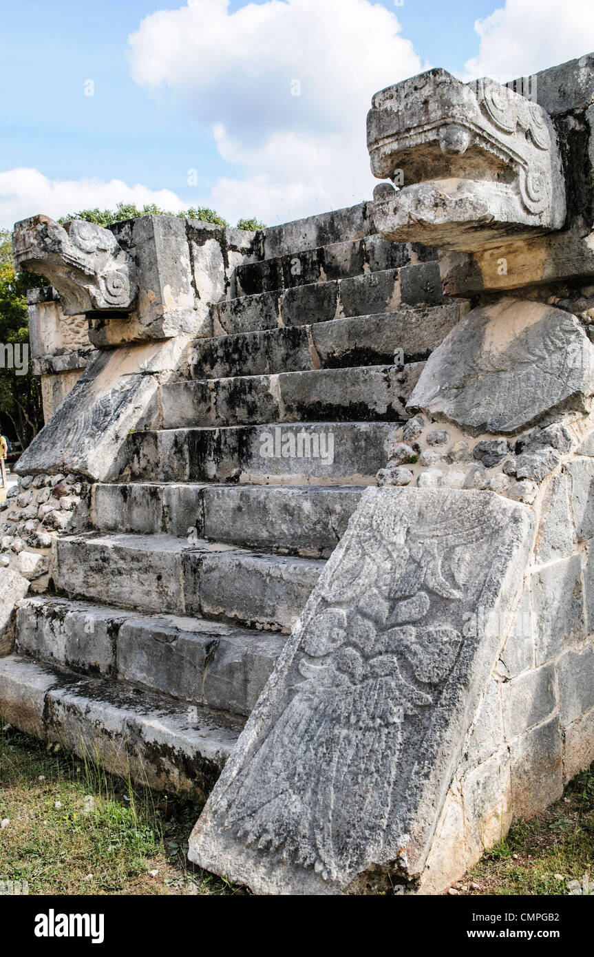 CHICHEN ITZA, Mexique - escaliers en pierre menant au sommet d'une plate-forme de cérémonie, avec des têtes de jaguar sculpté garde l'autre partie, à Chichen Itza Archological Zone, Yucatan, Mexique. Banque D'Images