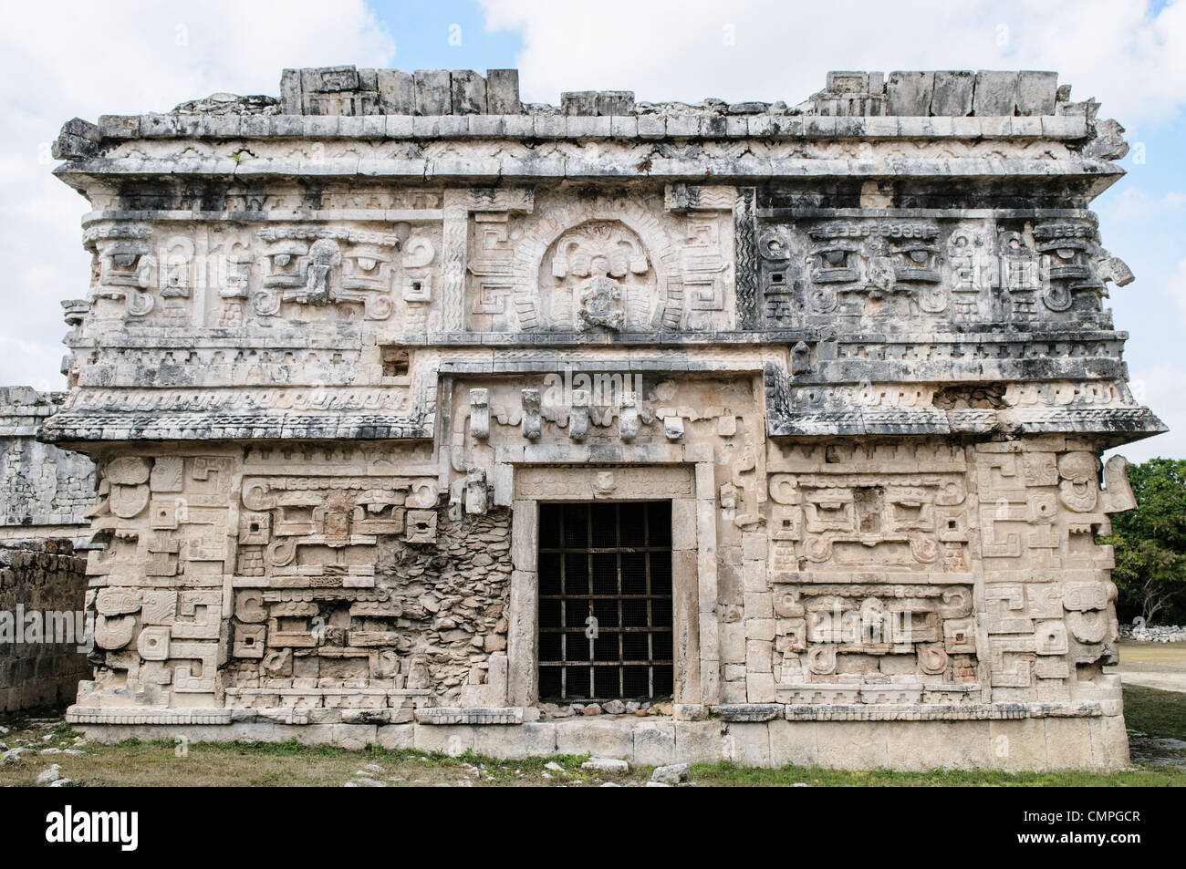 CHICHEN ITZA, Mexique - finement décorées bâtiments à Chichen Itza, un site archéologique précolombien au Yucatan, Mexique. Cet édifice est connu comme 'La Iglesia' et est dans le quartier de Las Monjas complexe de bâtiments. Banque D'Images