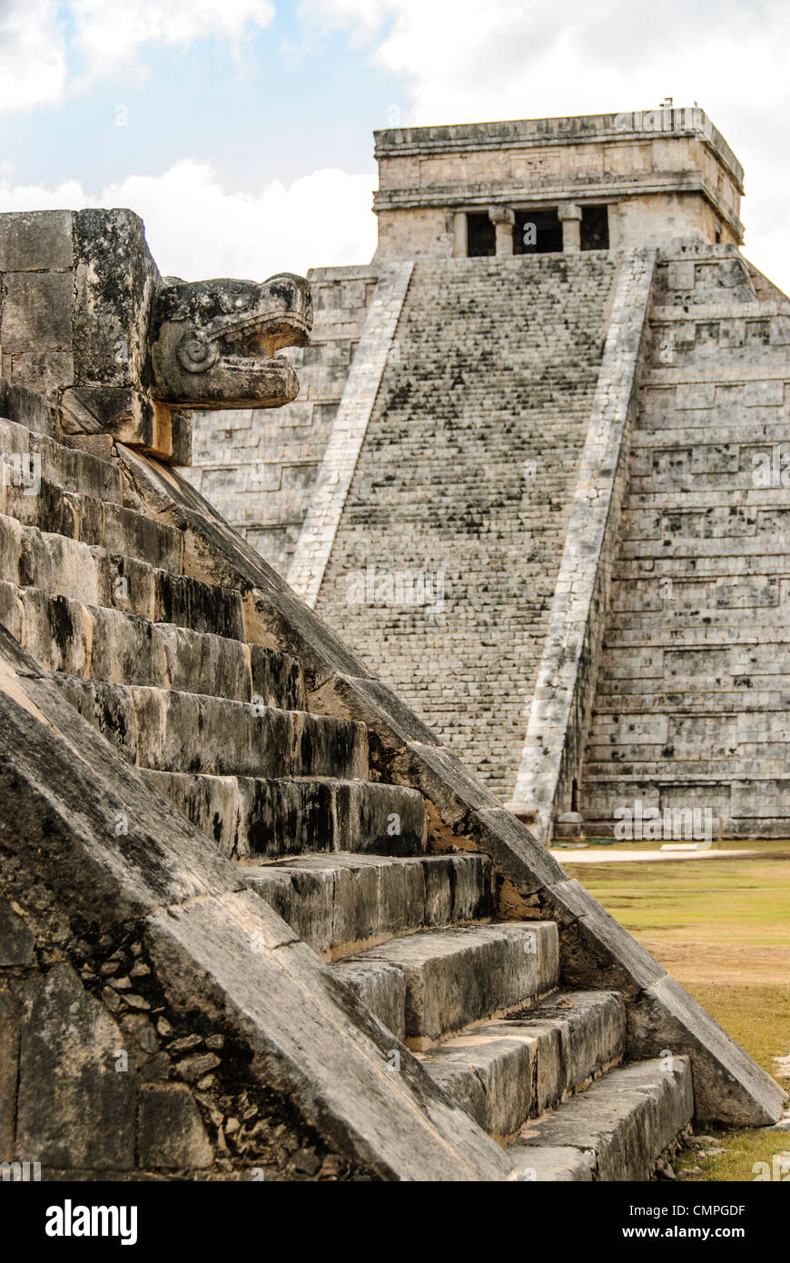 CHICHEN ITZA, Mexique - En arrière plan à droite se trouve le Temple de Kukulkan (El Castillo) et à gauche au premier plan sont le jaguar sculpté généraux et étapes de la plate-forme de Vénus à la Zone archéologique de Chichen Itza, les ruines d'une importante ville de la civilisation Maya au coeur de la péninsule du Yucatan au Mexique. Banque D'Images