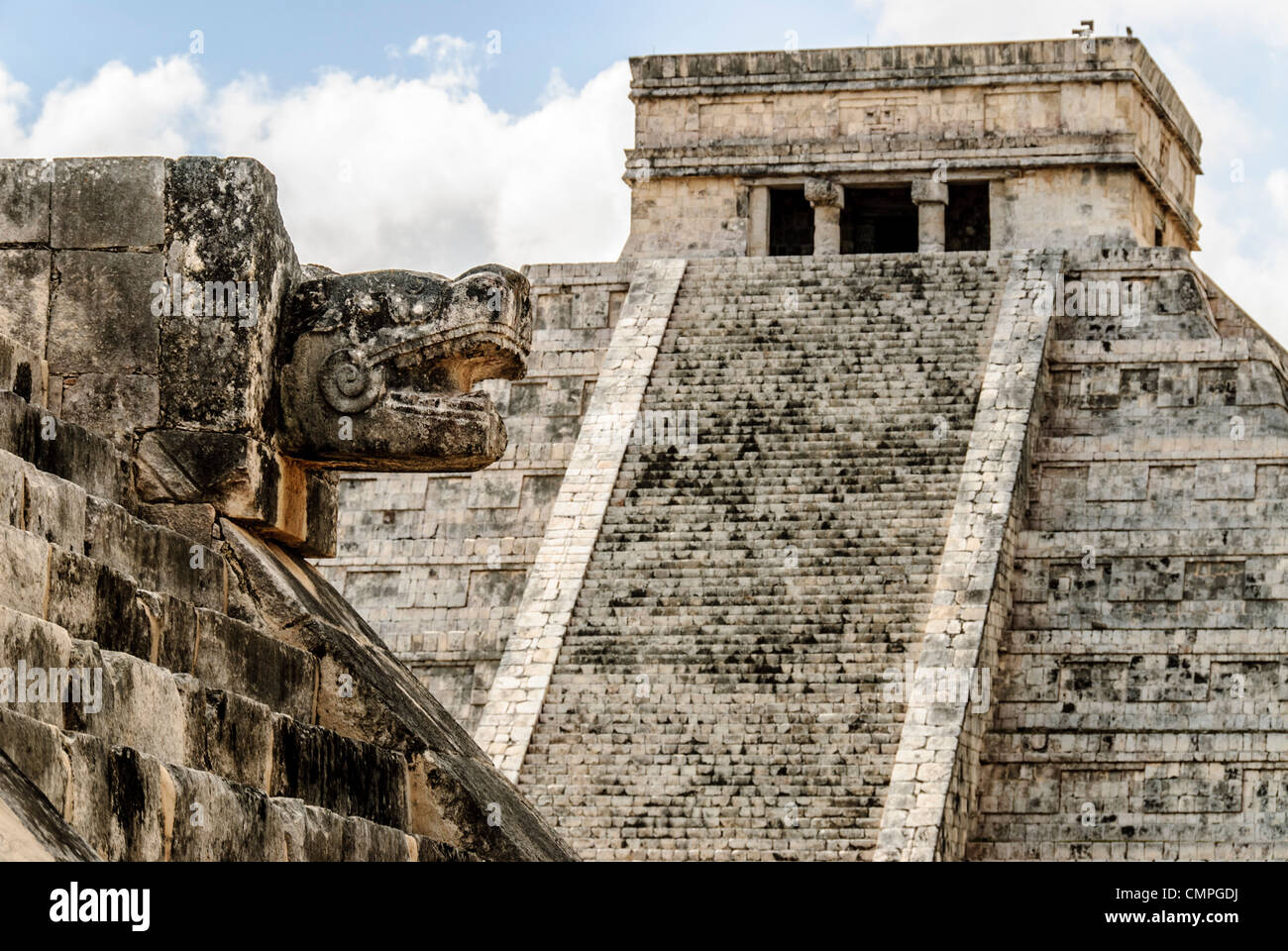 CHICHEN ITZA, Mexique - En arrière plan à droite sont les étapes et le haut du Temple de Kukulkan (El Castillo) et à gauche au premier plan sont les chefs de l'jaguar sculpté Vénus à la plate-forme de la Zone archéologique de Chichen Itza, les ruines d'une importante ville de la civilisation Maya au coeur de la péninsule du Yucatan au Mexique. Banque D'Images