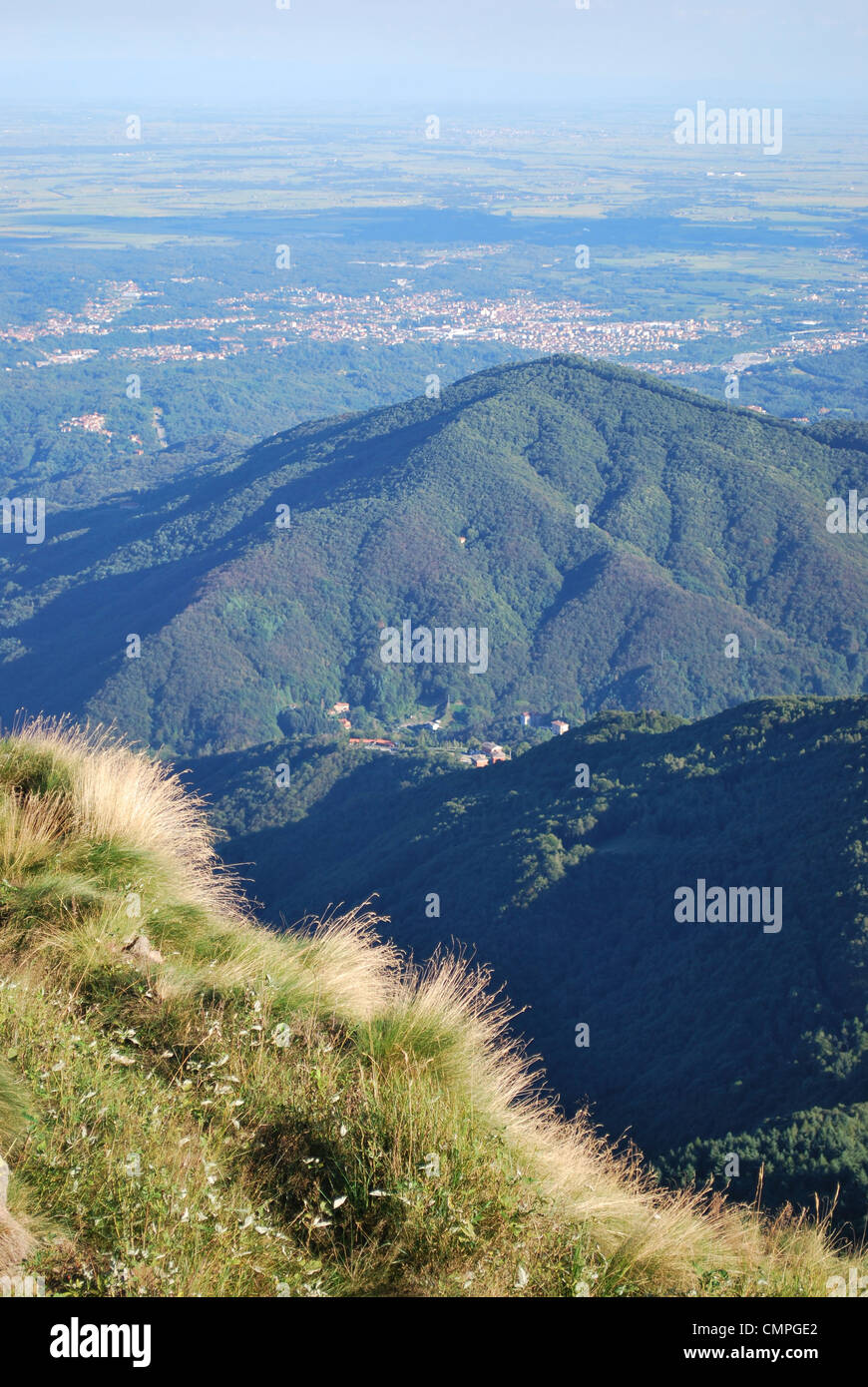 Vue panoramique imprenable sur la vallée du Pô de montagnes des Alpes, Bielmonte, Piémont, Italie Banque D'Images