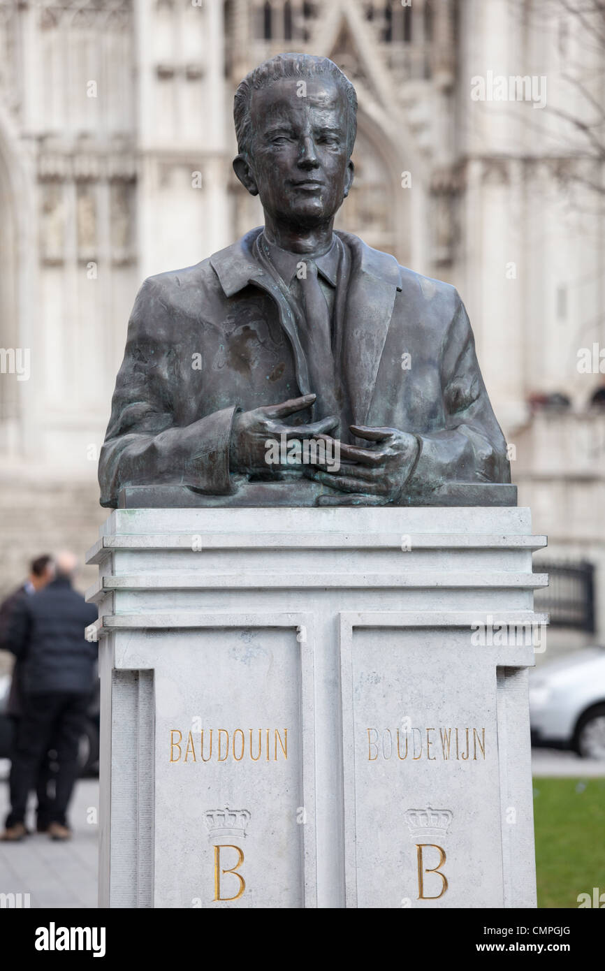 Buste et statue du Roi Baudouin à Bruxelles, en face de la Cathédrale Catholique Banque D'Images