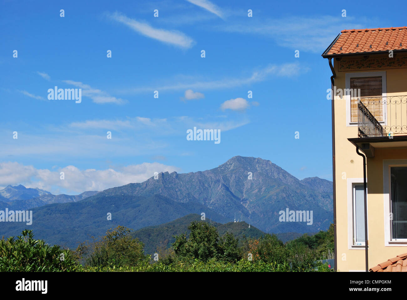 Maison de campagne et paysage de montagne Alpes, Piémont, Italie Banque D'Images