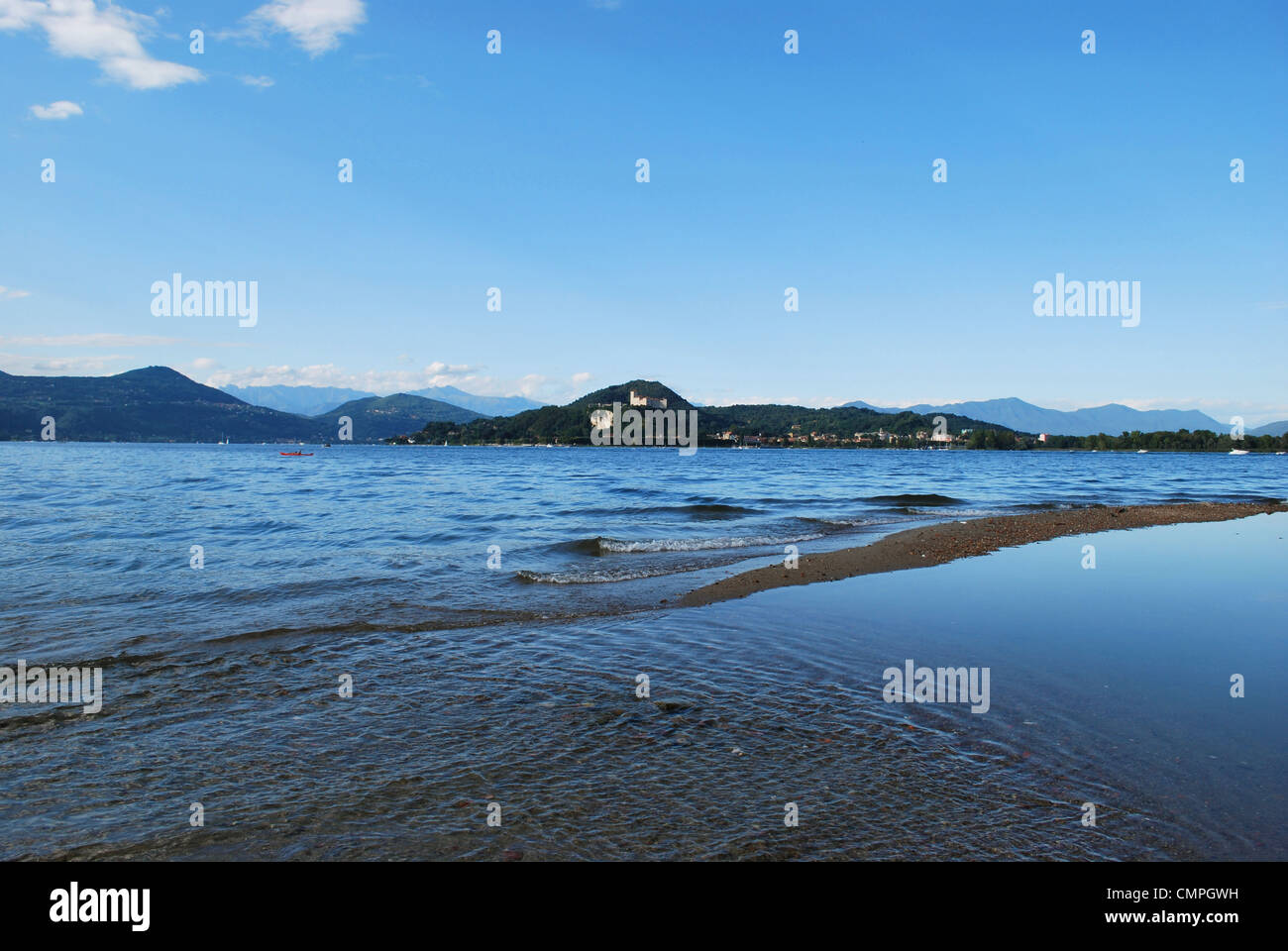 Vue panoramique sur le lac Majeur, la ville de Arona Angera château en arrière-plan, Italie Banque D'Images