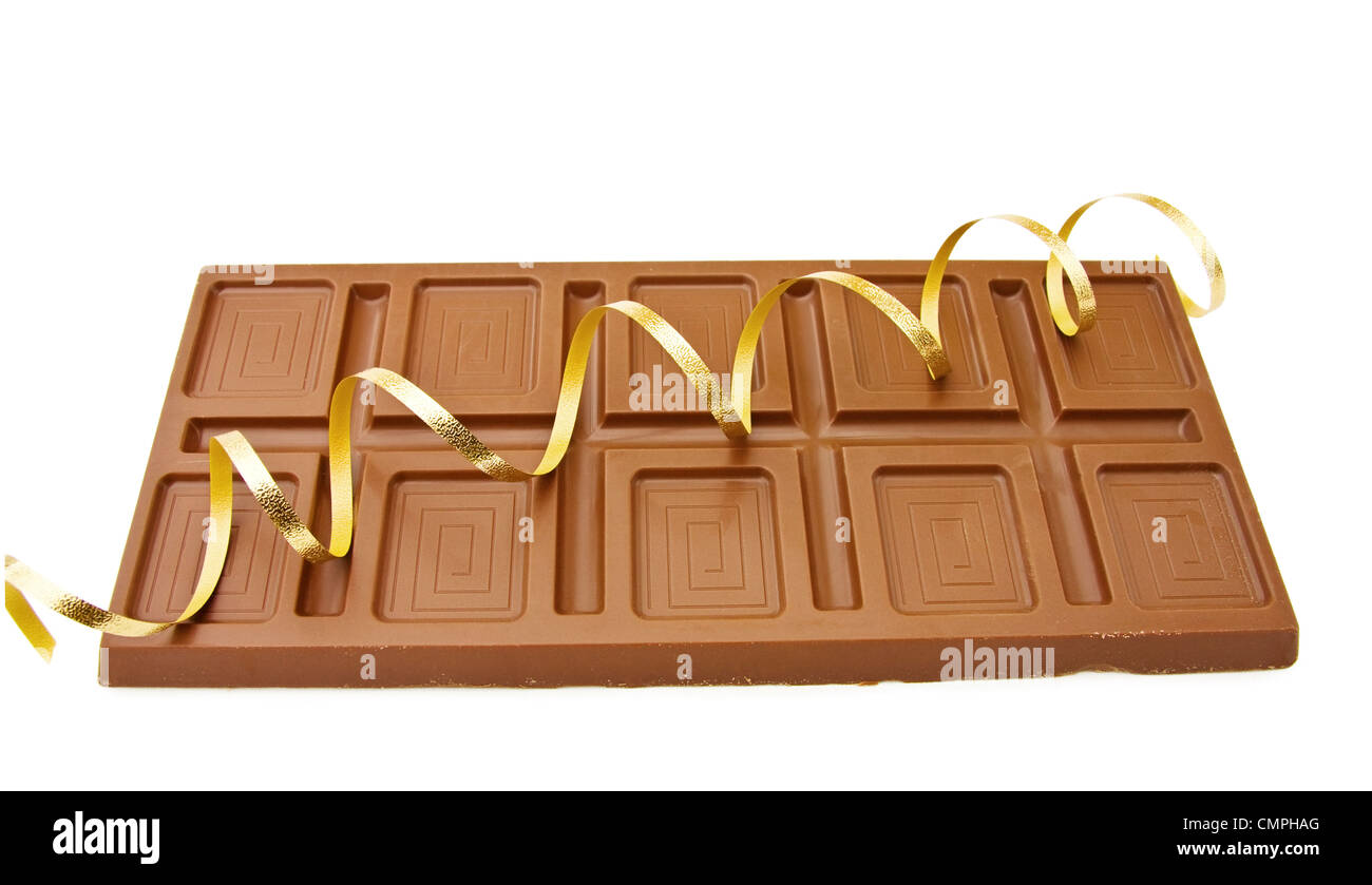 Large de chocolat belge fine avec ruban de fête. Isolé sur fond blanc. Banque D'Images