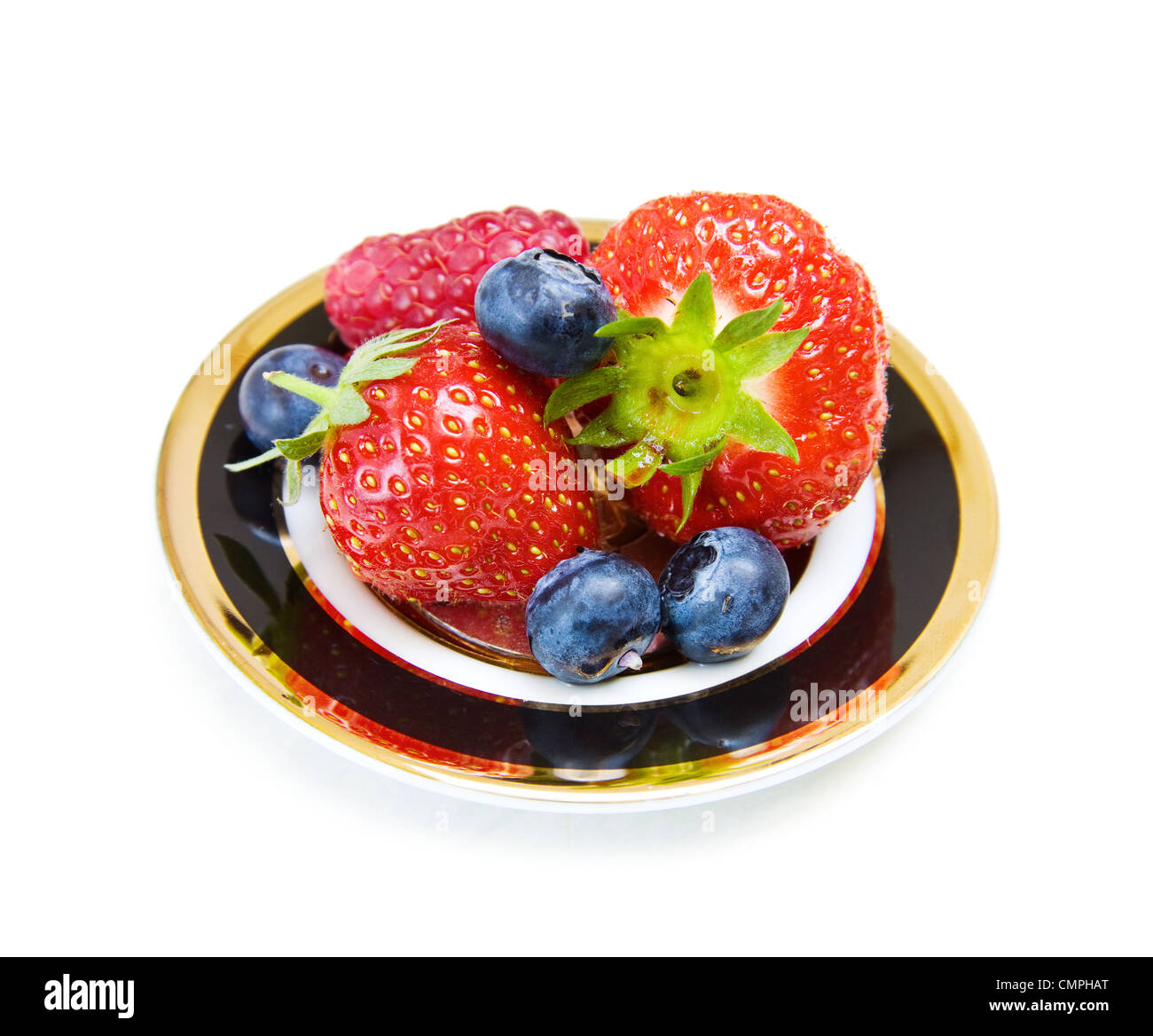 Délice de fruits dessert - fraises, bleuets et framboises sur d'élégants meubles anciens d'or noir et plat. Isolated on white Banque D'Images