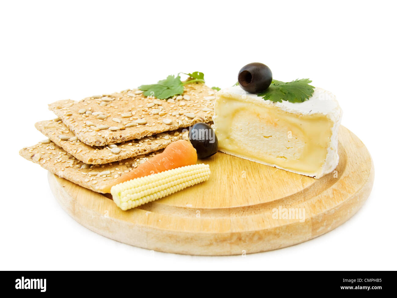 Des collations saines avec des fromages, des craquelins et des petits épis de maïs biologique. Isolé sur fond blanc. Banque D'Images