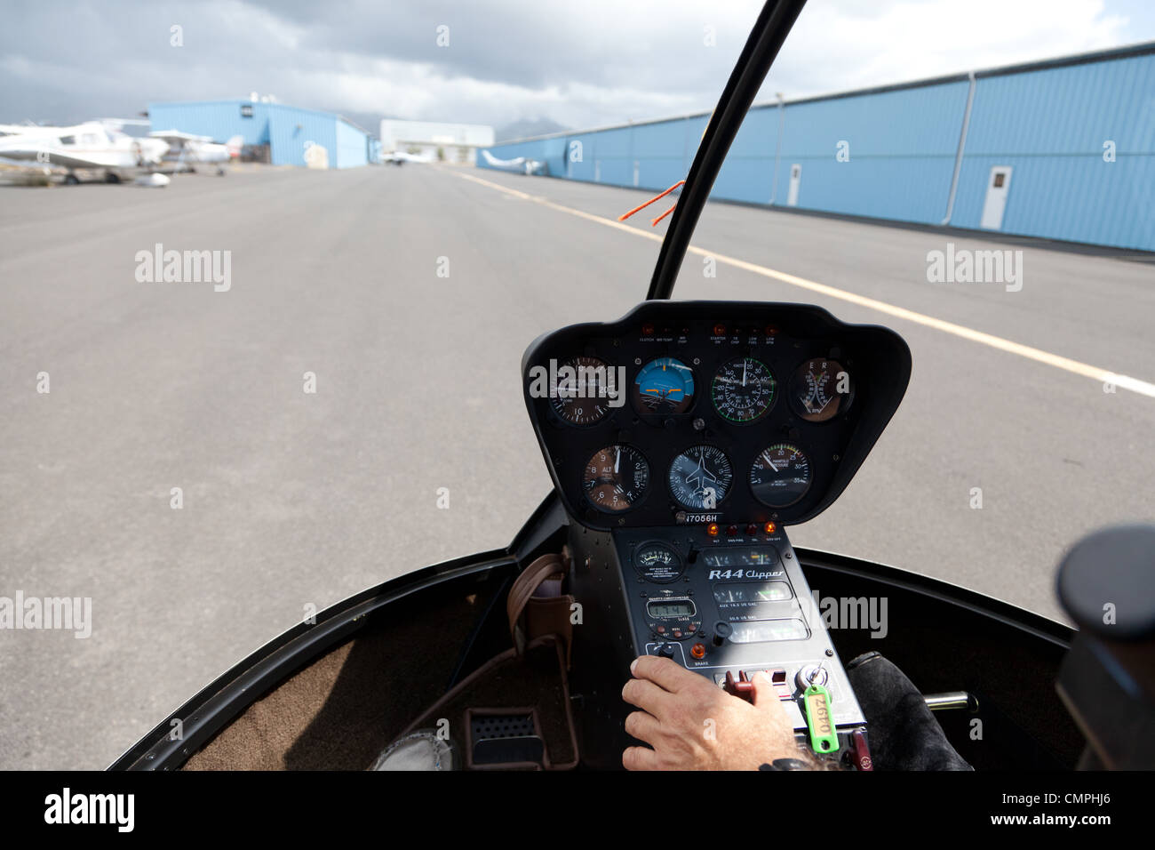 Ou de l'intérieur de l'hélicoptère Robinson R-22 sur la piste Banque D'Images