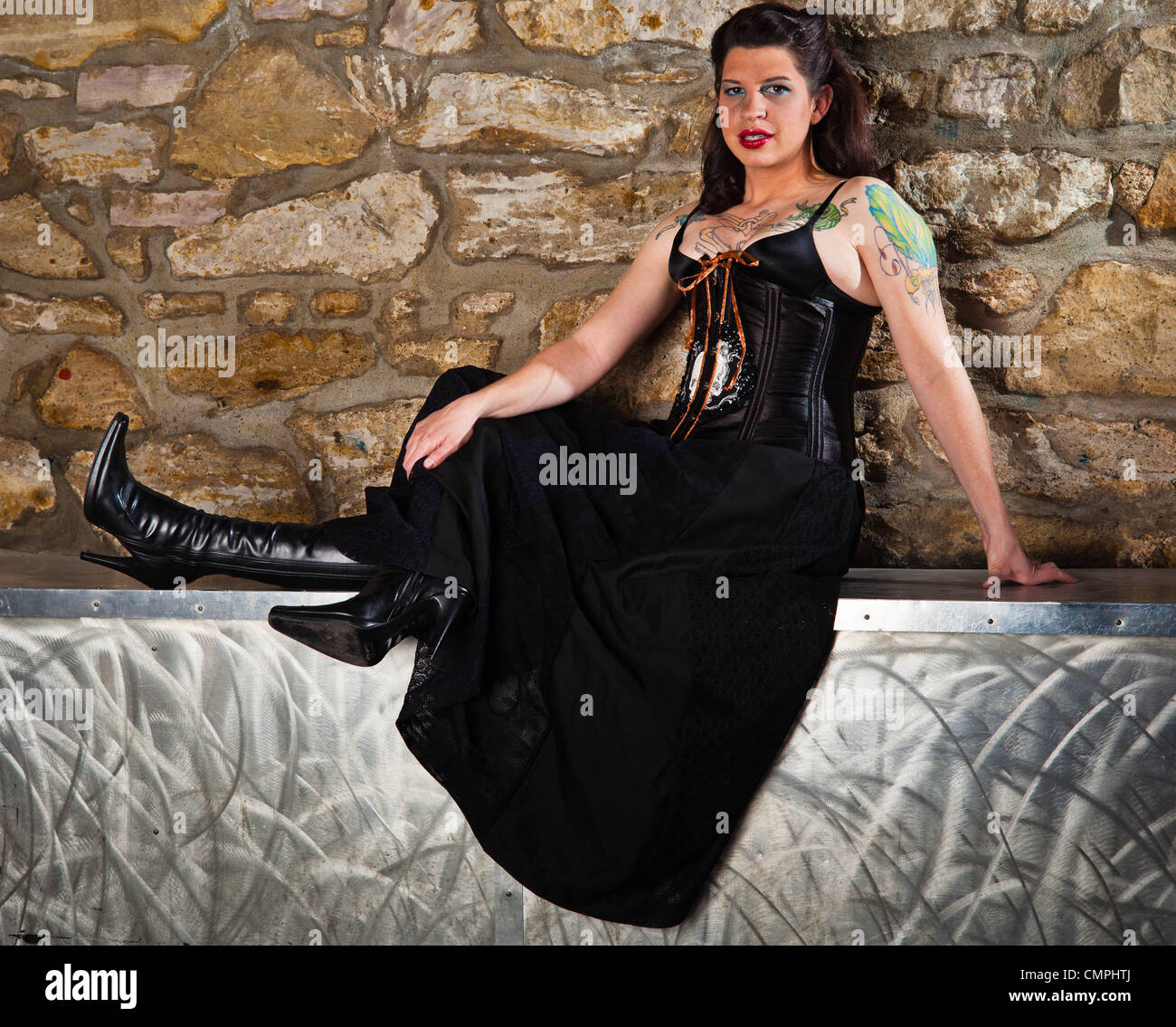 Une jeune brunette pose modèle pin up punk à vapeur dans une tenue à thème Banque D'Images