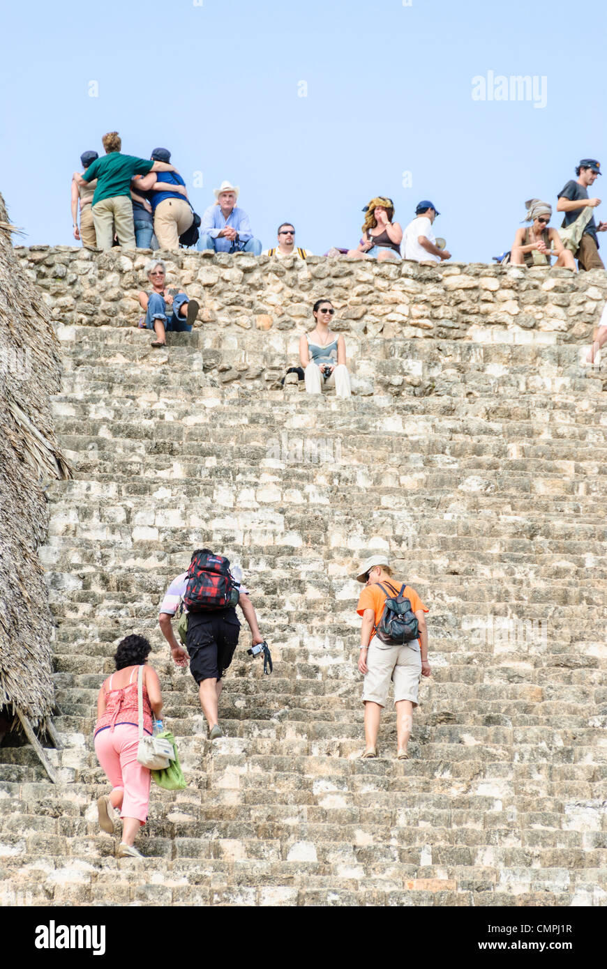 Site archéologique d'EK Balam Pyramide touristes grimpant Yucatan Mexique // EK' BALAM, Mexique — les touristes grimpent les marches calcaires abruptes de l'Acropole, la plus grande structure du site archéologique d'Ek' Balam (également connu sous le nom d'Ek Balam). La pyramide de 31 mètres de haut (96 pieds de haut) reste l'une des rares structures mayas du Yucatán que les visiteurs sont encore autorisés à escalader. Ce complexe massif a servi de palais royal au roi Ukit Kan le'k Tok', qui a gouverné l'ancien Royaume de Talol à partir de 770-797 EC. Situé entre Valladolid et Cancún dans le nord de Yucatán, le site reçoit fe Banque D'Images