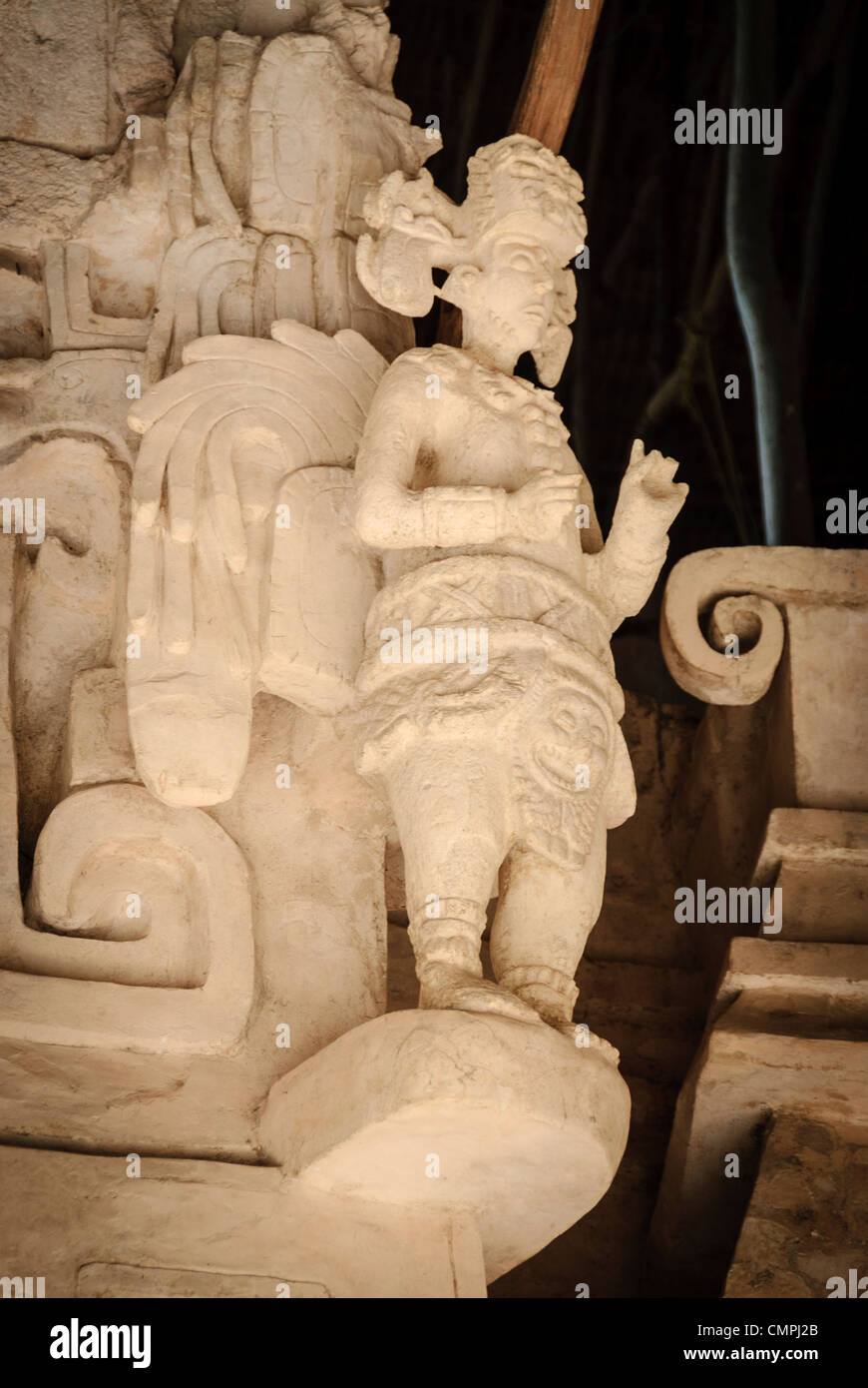 EK BALAM, Mexique - Winged Warrior orné à l'extérieur de la tombe de Ukit Kan Le'k Tok' en haut de l'Acropole sur le côté nord de l'Ek'Balam site archéologique du Mexique sur la péninsule du Yucatan. Il était une fois une ville prospère de la civilisation Maya datant de la période classique. Il est à 30 km au nord de Valladolid et porte le nom de 'Black' un motif distinctif dans l'ensemble du site. Banque D'Images