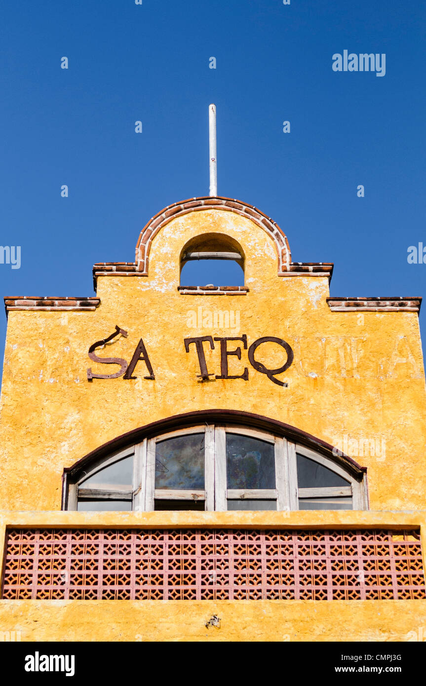 Sa Tequila stuc façade de bâtiment Playa del Carmen Mexique // la façade d'un bâtiment de façade en stuc dans le centre-ville de Playa del Carmen sur la péninsule du Yucatana au Mexique. Banque D'Images