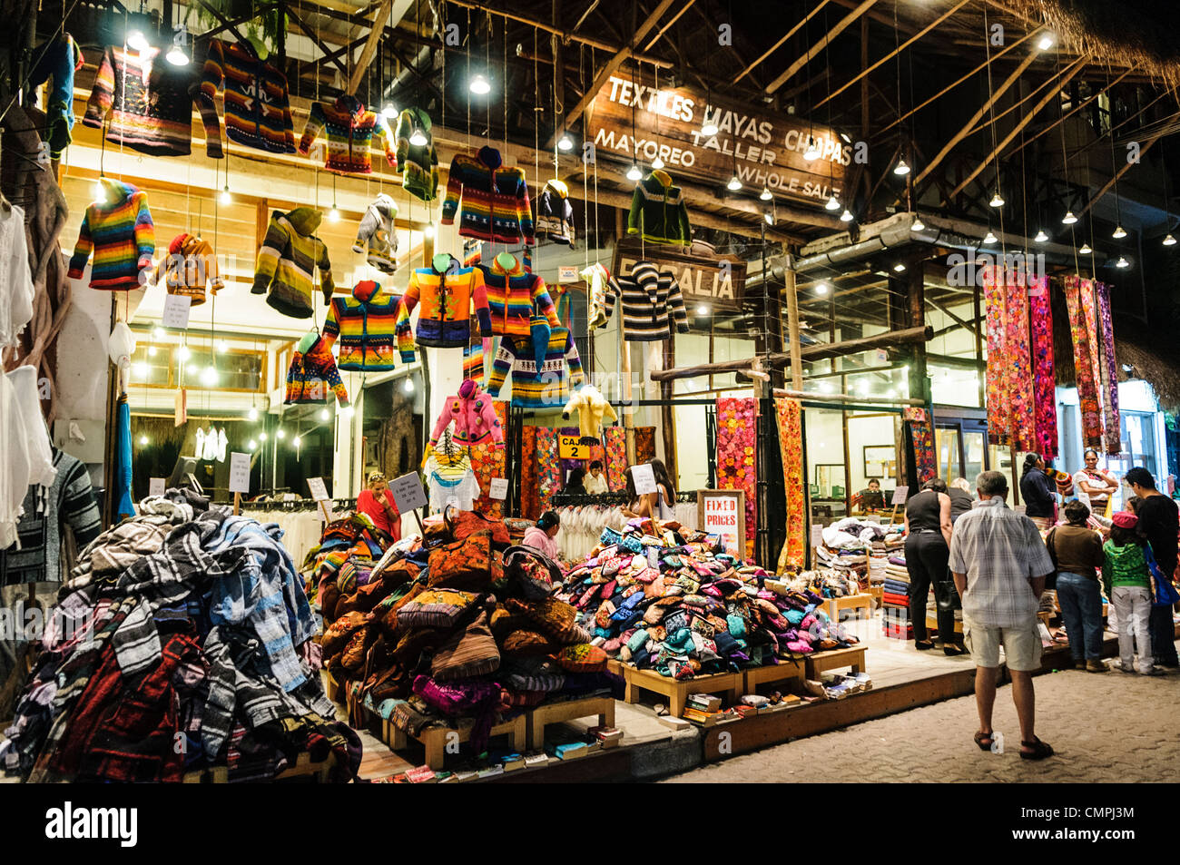 Boutique de souvenirs textiles et vêtements Playa del Carmen Mexique // Une boutique de souvenirs sur le centre commercial de Playa del Carment sur la péninsule du Yucatan au Mexique vendant des textiles et des vêtements. Banque D'Images
