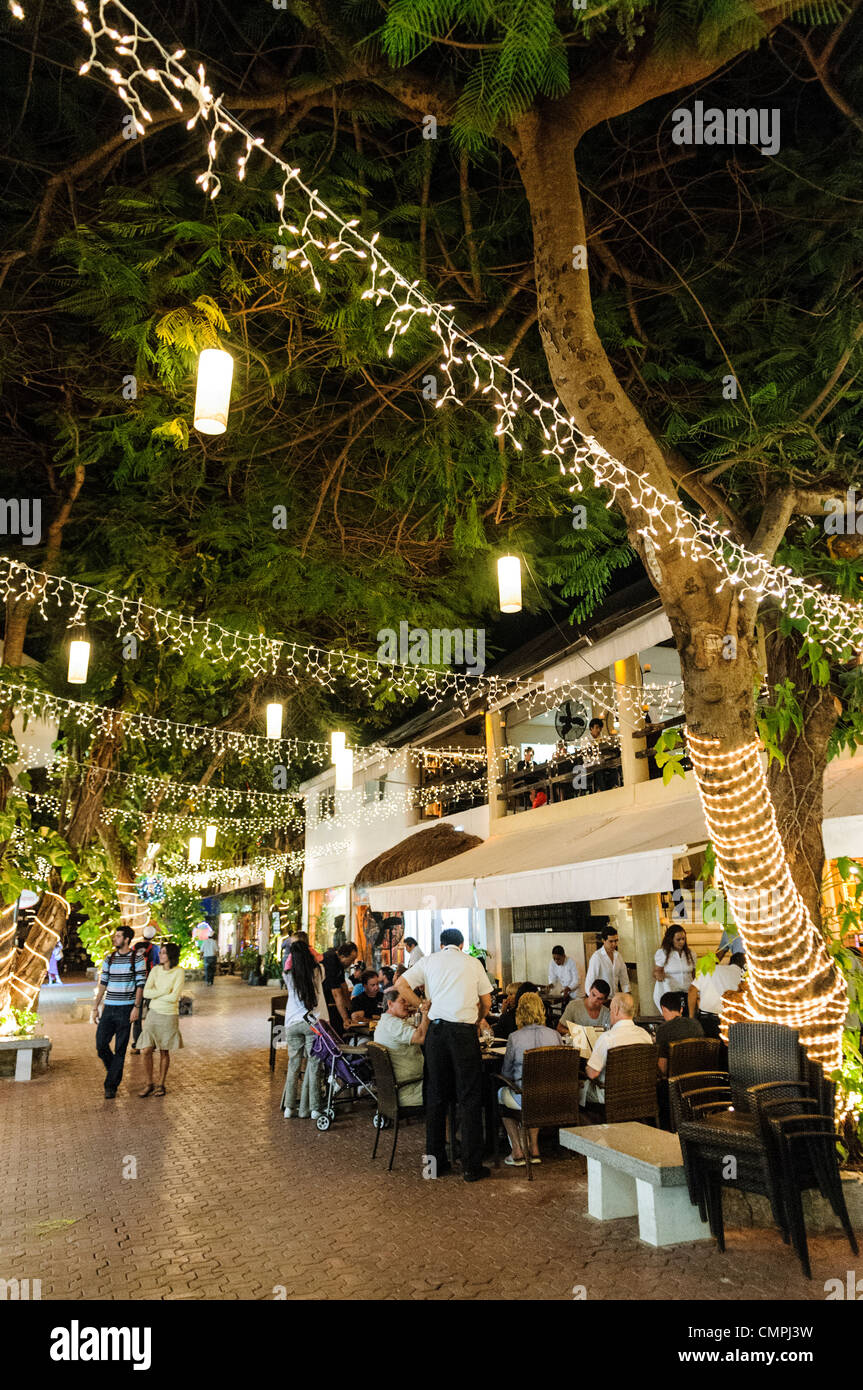 Restaurant Patio Seating Pedestrian Mall Playa del Carmen Mexique // Patio Season pour un restaurant sur un centre commercial piétonnier à Playa del Carment, Mexique. Banque D'Images