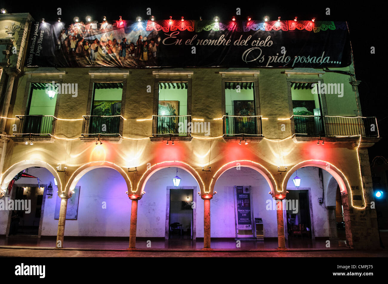 Extérieur illuminé de l'hôtel de ville de Valladolid Mexique // VALLADOLID, Mexique — des lumières décoratives éclairent l'extérieur de l'hôtel de ville de Valladolid adjacent à la place principale. Valladolid est une ville coloniale espagnole située à l'intérieur de la péninsule du Yucatan au Mexique. La ville a été fondée en 1543 par le conquistador espagnol Francisco de Montejo et sert de siège à la municipalité de Valladolid. La colonie a été construite près du site de l'ancienne ville maya de Zaci et est devenue un important centre administratif colonial. Aujourd'hui Valladolid fonctionne comme un centre régional et touristique populaire des Banque D'Images