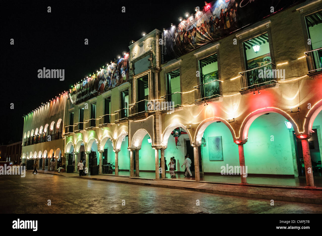 VALLADOLID, Mexique - les lumières de couleurs vives à l'extérieur de l'hôtel de ville de Valladolid, à côté de la place principale. Valladolid est une ville coloniale espagnole au milieu de la péninsule du Yucatan. Banque D'Images