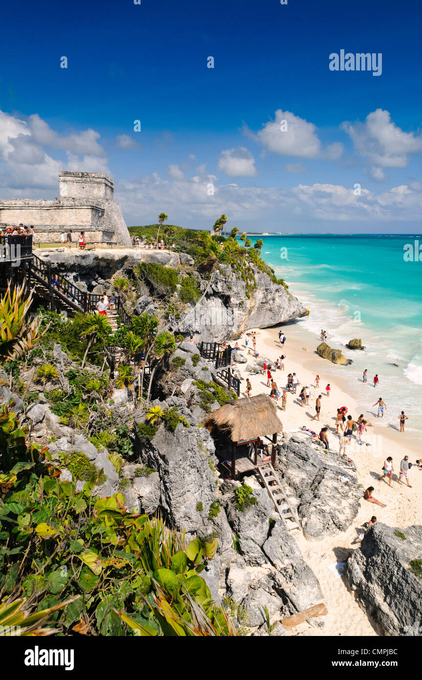 TULUM, Mexique - Les ruines de la civilisation Maya city à Tulum, sur la côte de la péninsule du Yucatan au Mexique. Il était une fois connu sous le nom de Zama (Aube) parce que, étant à l'extrême limite est du Mexique, il a été l'une des premières places dans le pays pour voir l'aube. Tulum était un port de commerce que nombreux échanges tout au long de l'Amérique centrale et le centre du Mexique. Il est maintenant une destination touristique populaire, en partie parce qu'il est assis sur de belles plages des Caraïbes. Banque D'Images