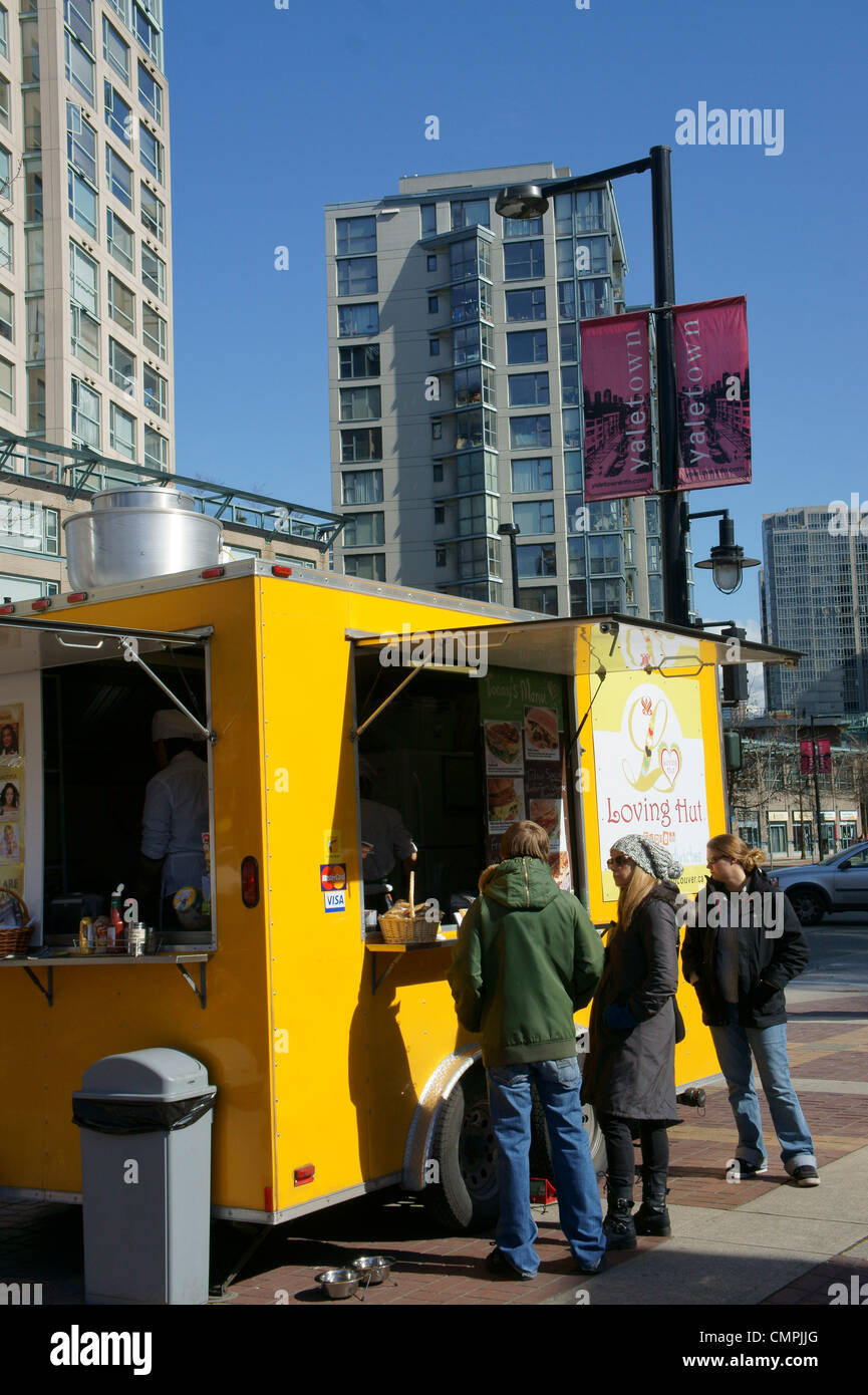 Les gens à commander un végétalien street food truck dans Yaletown, Vancouver, Colombie-Britannique, Canada. Banque D'Images